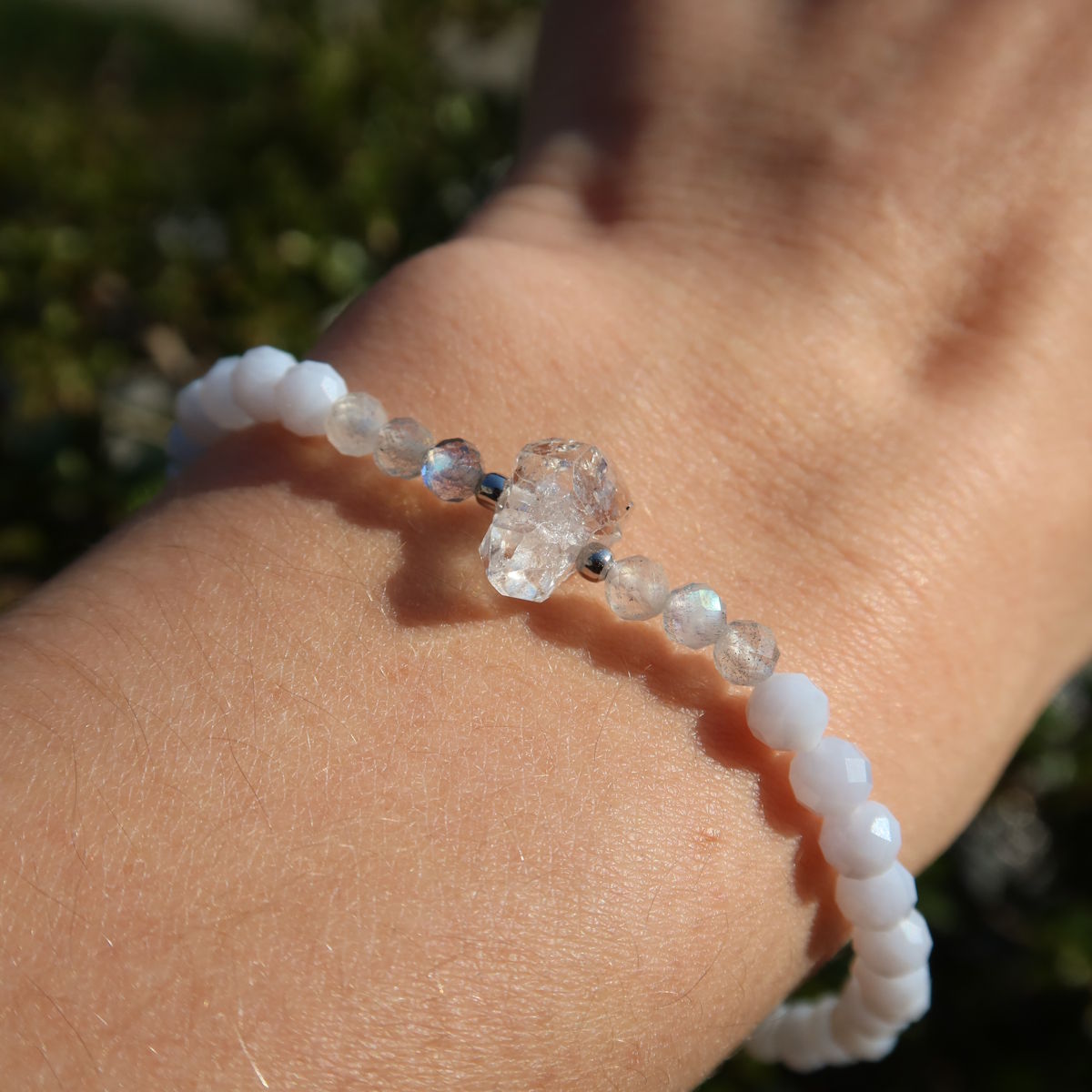 Chalcedon mit Labradorit und Herkimer Quarz Armband auf Hand, perfekt für Harmonie und Balance.