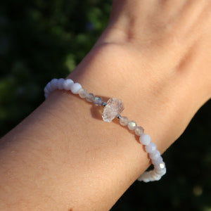 Chalcedon mit Labradorit und Herkimer Quarz Armband auf Hand, perfekt für Harmonie und Balance.