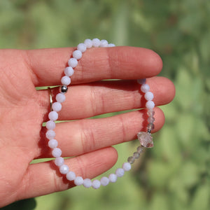 Chalcedon mit Labradorit und Herkimer Quarz Armband in Hand gehalten, zarte Blautöne und schimmernde Steine.