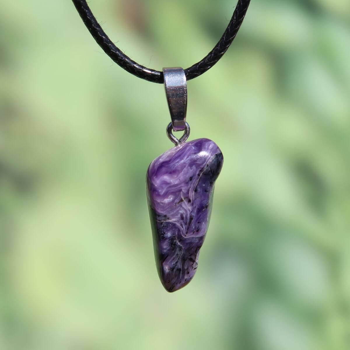 Charoit 1A Anhänger mit Silberschlaufe, tiefviolett, 26mm, kaufen online bei Steinweltn, Graz und Wiener Neustadt. UNIKAT Nr. 3