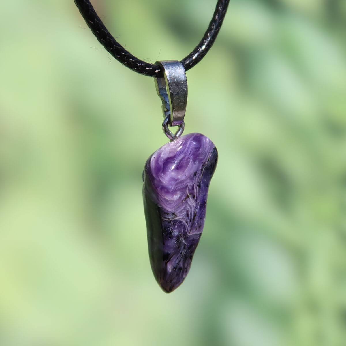 Charoit 1A Anhänger mit Silberschlaufe, tiefviolett, 26mm, kaufen online bei Steinweltn, Graz und Wiener Neustadt. UNIKAT Nr. 3