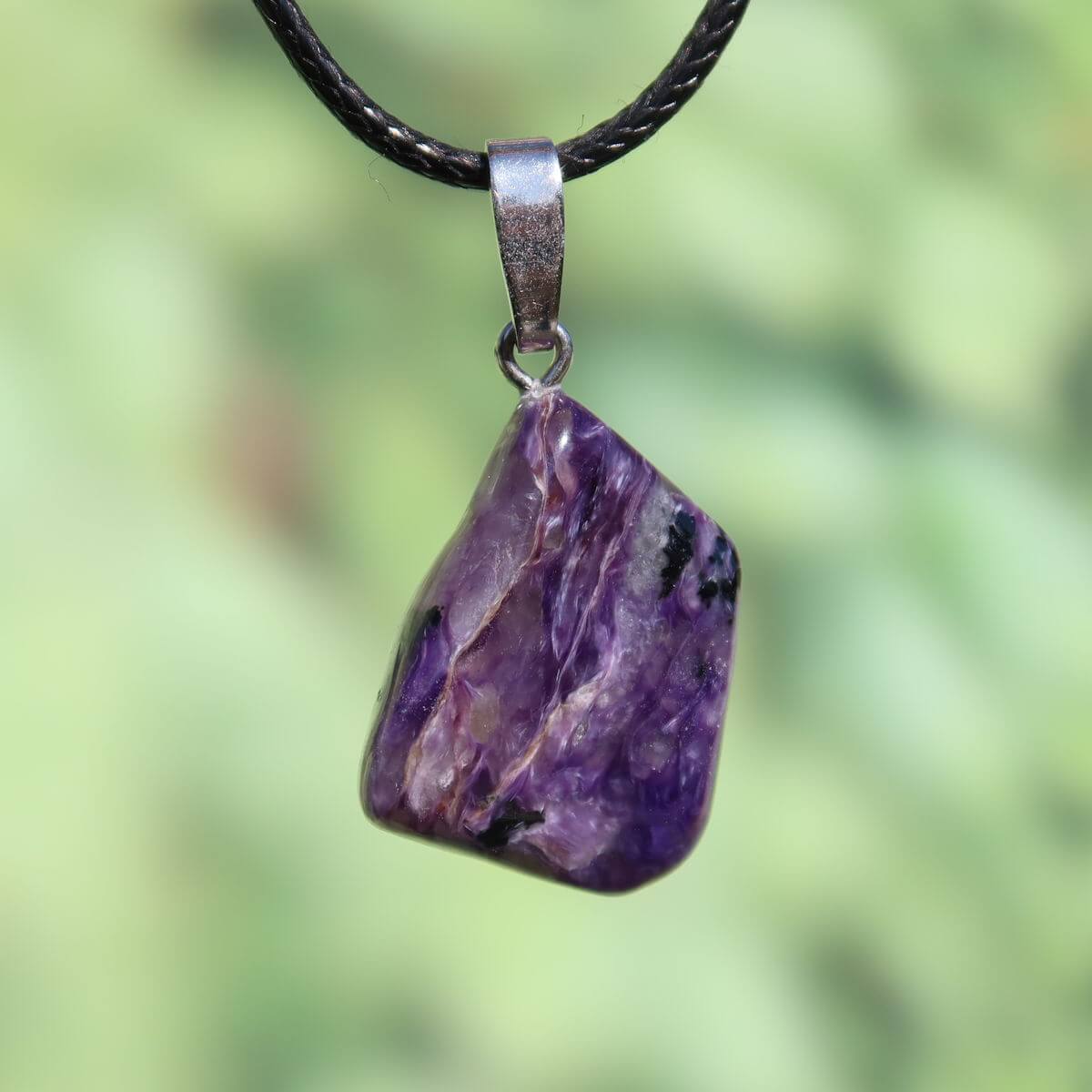 Charoit 1A Anhänger mit Silberschlaufe 25mm, tiefviolett, online kaufen bei Steinweltn in Graz und Wiener Neustadt.