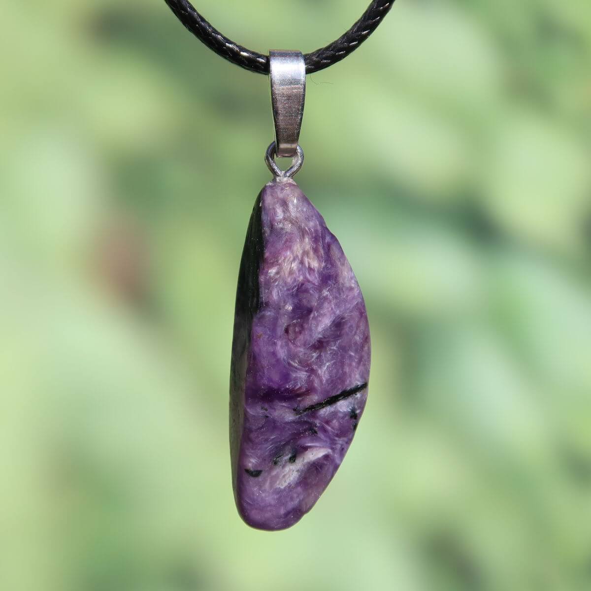 Charoit 1A Anhänger mit Silberschlaufe 35mm, einzigartiger violetter Edelstein, online kaufen bei Steinweltn in Graz und Wiener Neustadt