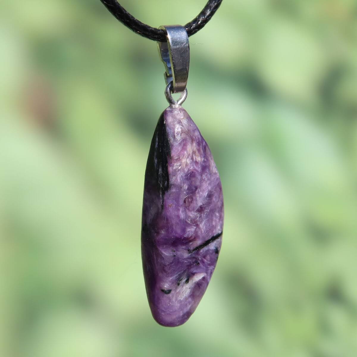 Charoit 1A Anhänger mit Silberschlaufe 35mm, einzigartiger violetter Edelstein, online kaufen bei Steinweltn in Graz und Wiener Neustadt