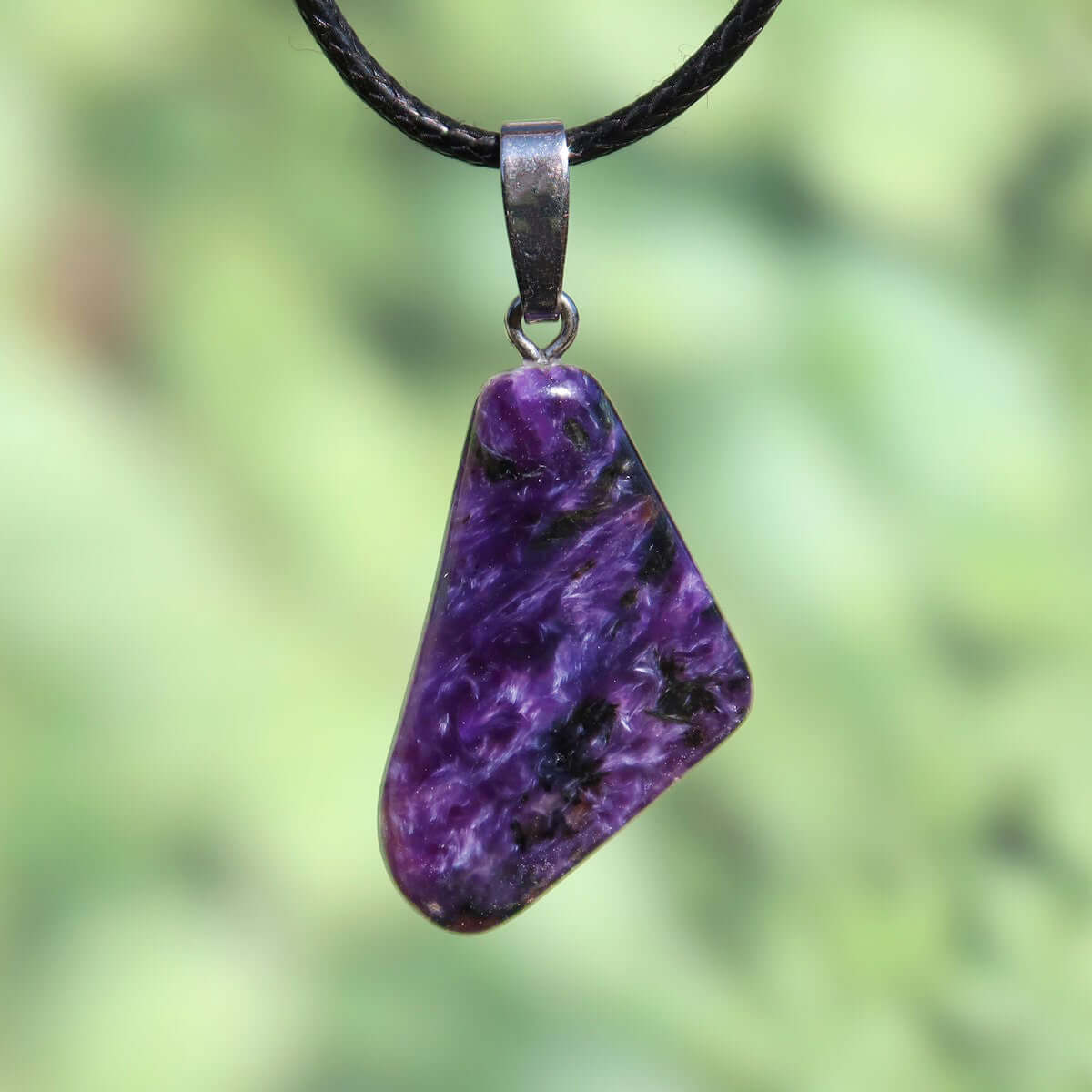 Charoit 1A Anhänger mit Silberschlaufe, tiefviolett, aus Russland – Tscharoit kaufen online bei Steinweltn Graz & Wiener Neustadt.