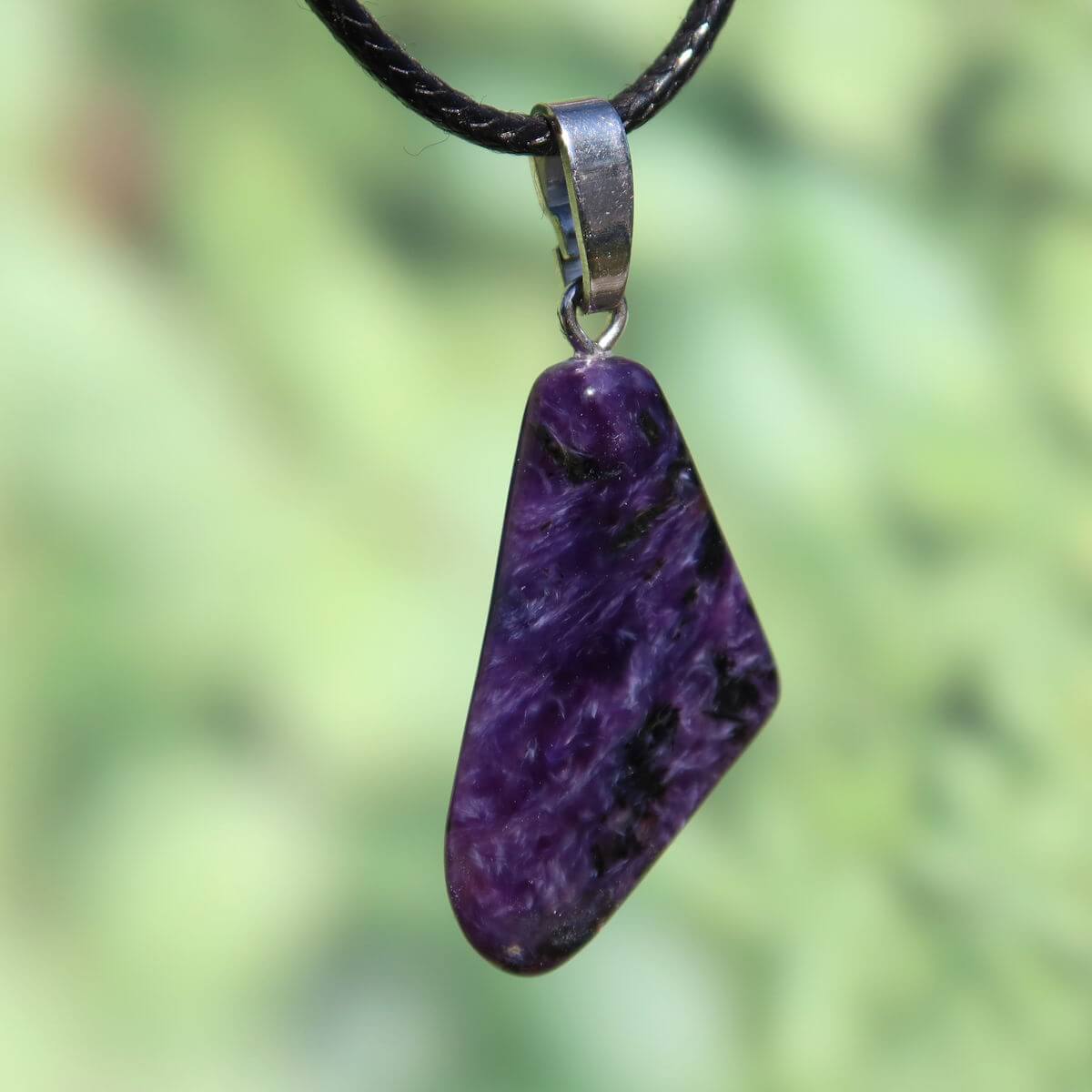 Charoit 1A Anhänger mit Silberschlaufe, tiefviolett, aus Russland – Tscharoit kaufen online bei Steinweltn Graz & Wiener Neustadt.