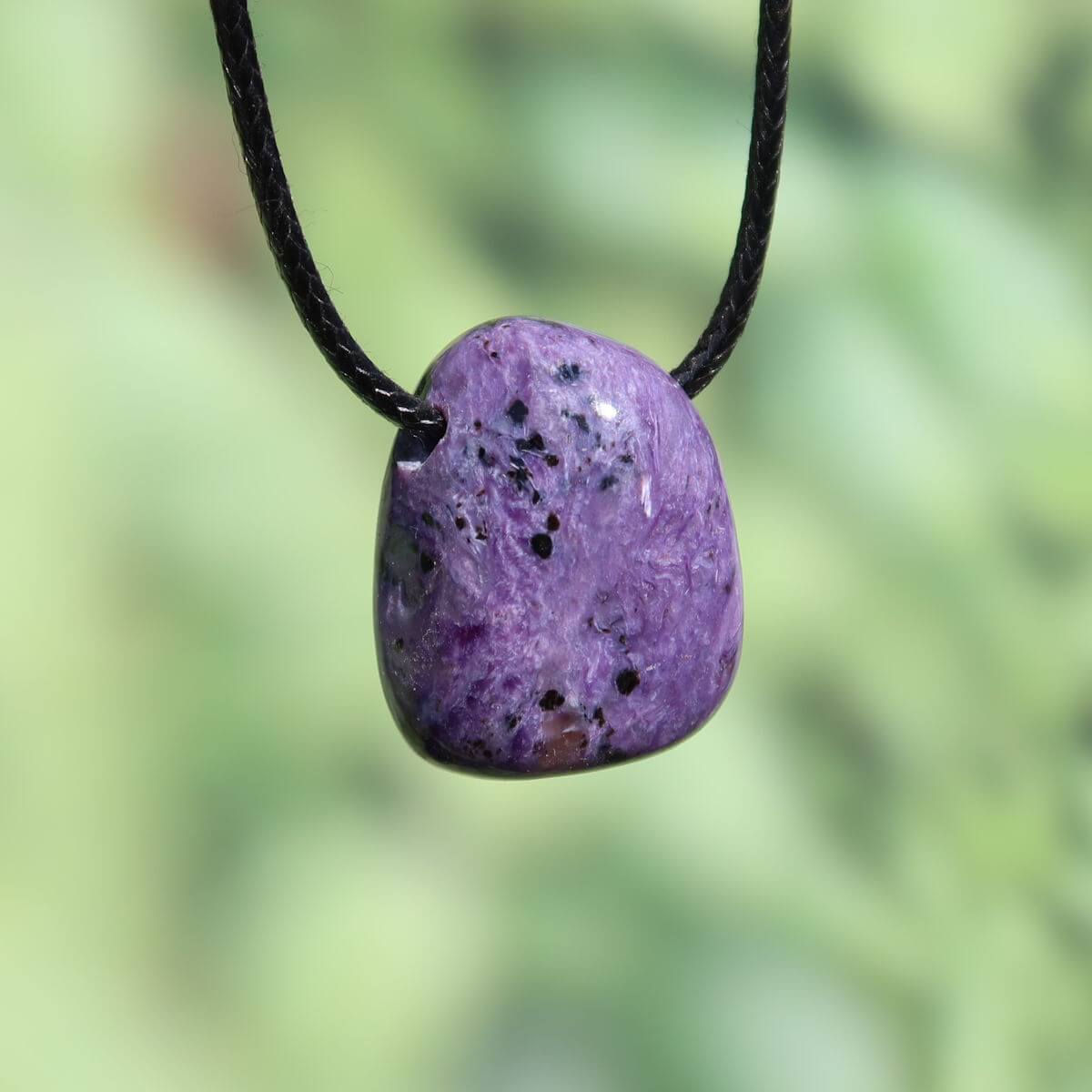 Tscharoit Anhänger in lila mit einzigartigem Muster, online kaufen bei Steinweltn in Graz und Wiener Neustadt.