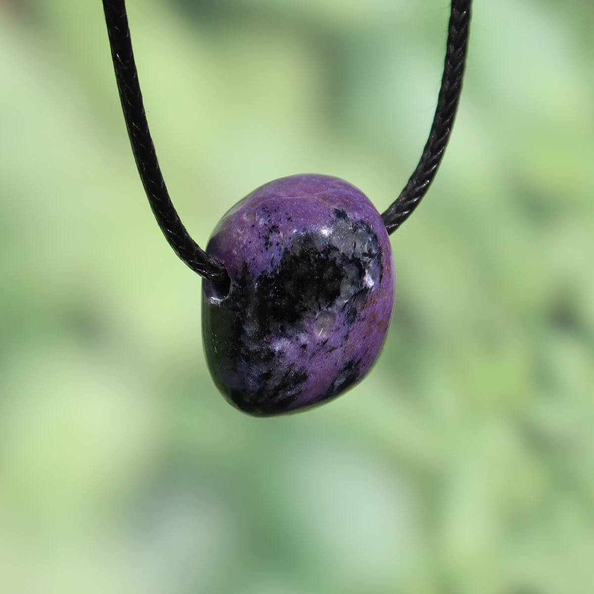 Charoit Anhänger in tiefvioletten Tönen, erhältlich bei Steinweltn Graz und Wiener Neustadt, Tscharoit kaufen online