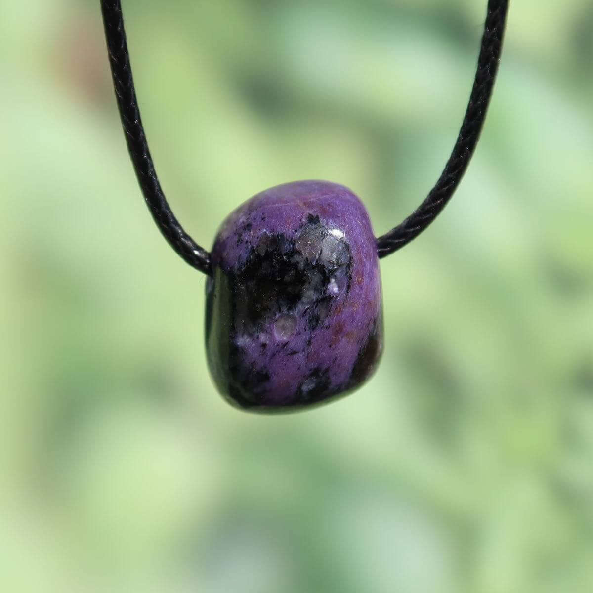 Charoit Anhänger in tiefvioletten Tönen, erhältlich bei Steinweltn Graz und Wiener Neustadt, Tscharoit kaufen online