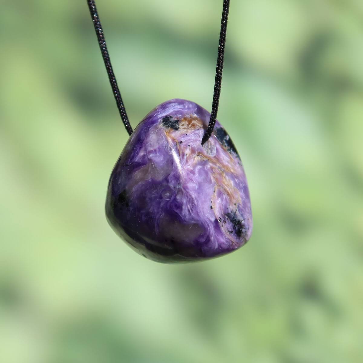 Charoit Anhänger, tiefviolett, aus Russland, kaufen Online bei Steinweltn Graz und Wiener Neustadt. Unikat Tscharoit Čaroit Edelstein 22mm.