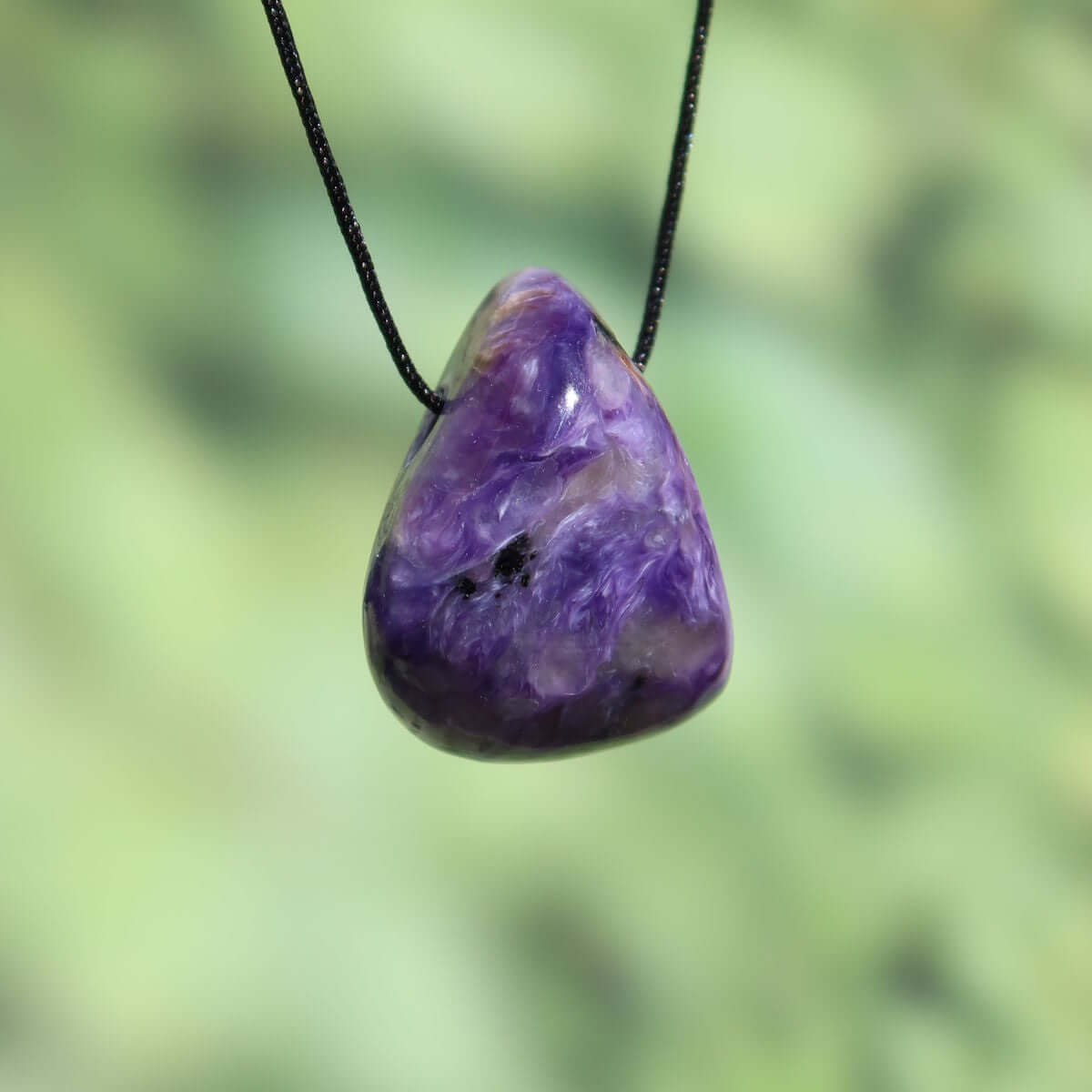 Charoit Anhänger, tiefviolett, aus Russland, kaufen Online bei Steinweltn Graz und Wiener Neustadt. Unikat Tscharoit Čaroit Edelstein 22mm.