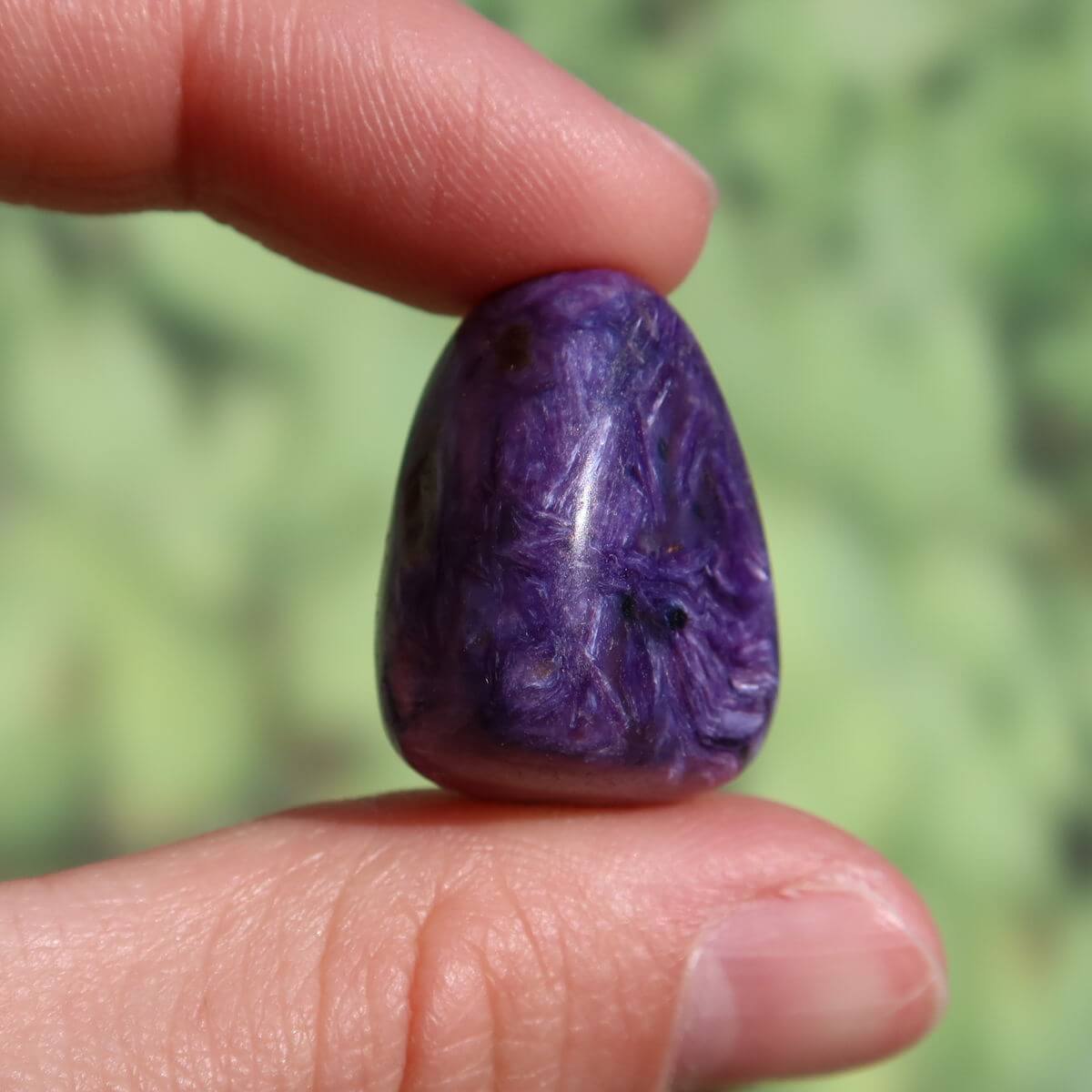 Tscharoit Handschmeichler 23mm UNIKAT Nr. 10 in tiefviolett, kaufen online bei Steinweltn, Graz und Wiener Neustadt.