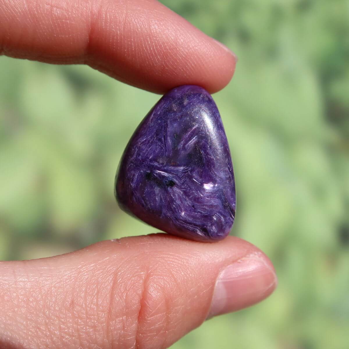 Tscharoit Handschmeichler 23mm UNIKAT Nr. 10 in tiefviolett, kaufen online bei Steinweltn, Graz und Wiener Neustadt.