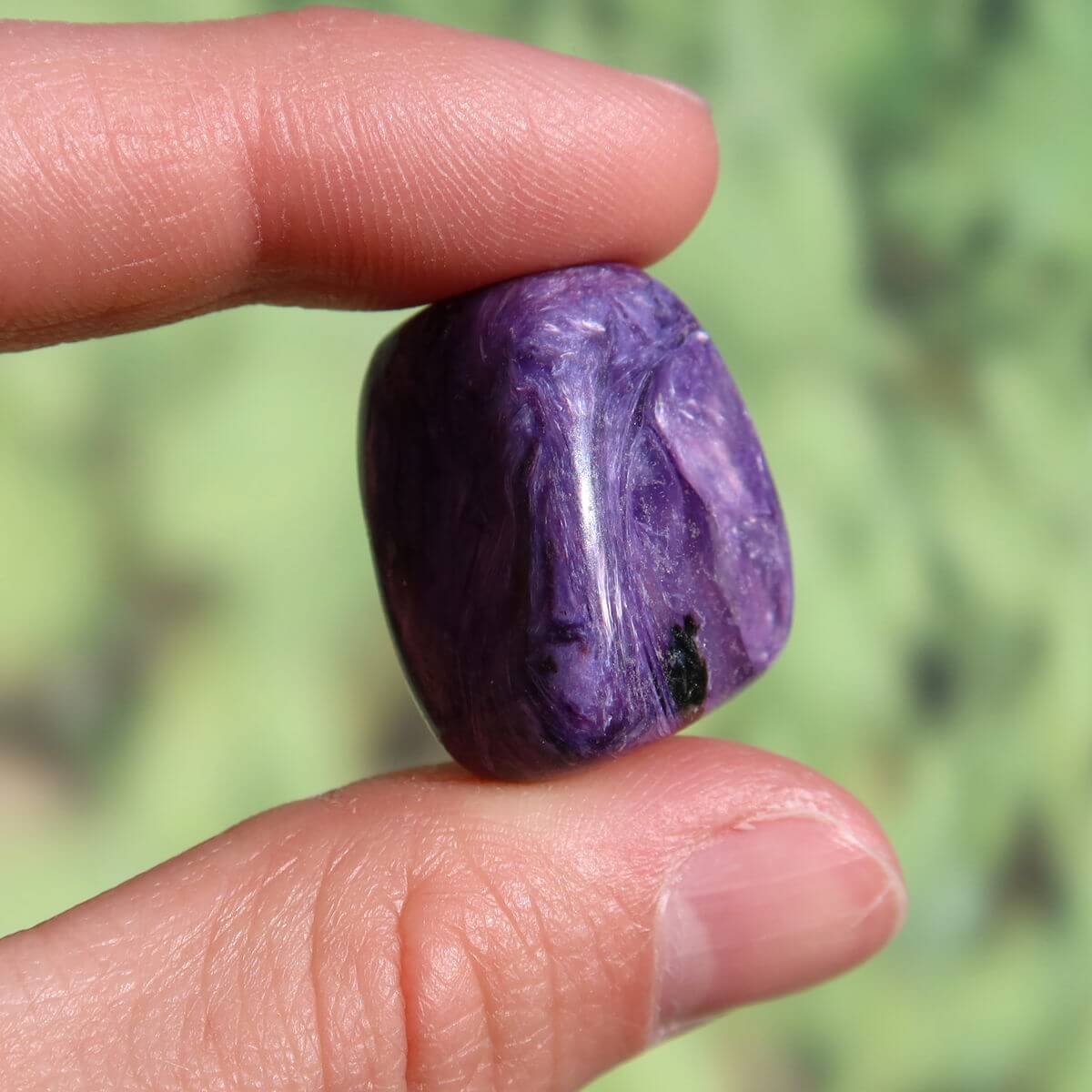 Charoit Handschmeichler Edelstein in tiefviolett, 24mm, ideal als Anhänger. Erhältlich online kaufen bei Steinweltn, Graz & Wiener Neustadt.