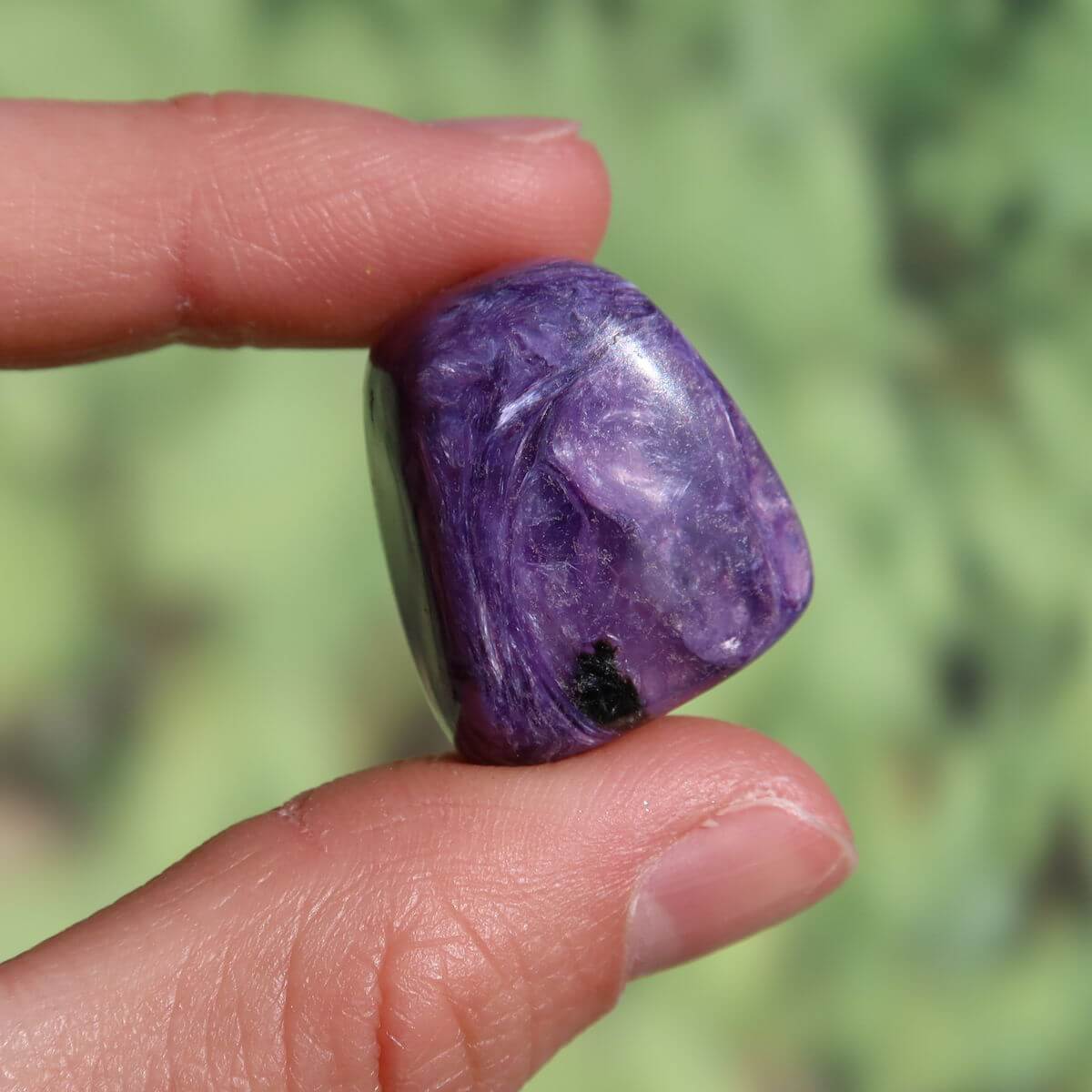 Charoit Handschmeichler Edelstein in tiefviolett, 24mm, ideal als Anhänger. Erhältlich online kaufen bei Steinweltn, Graz & Wiener Neustadt.