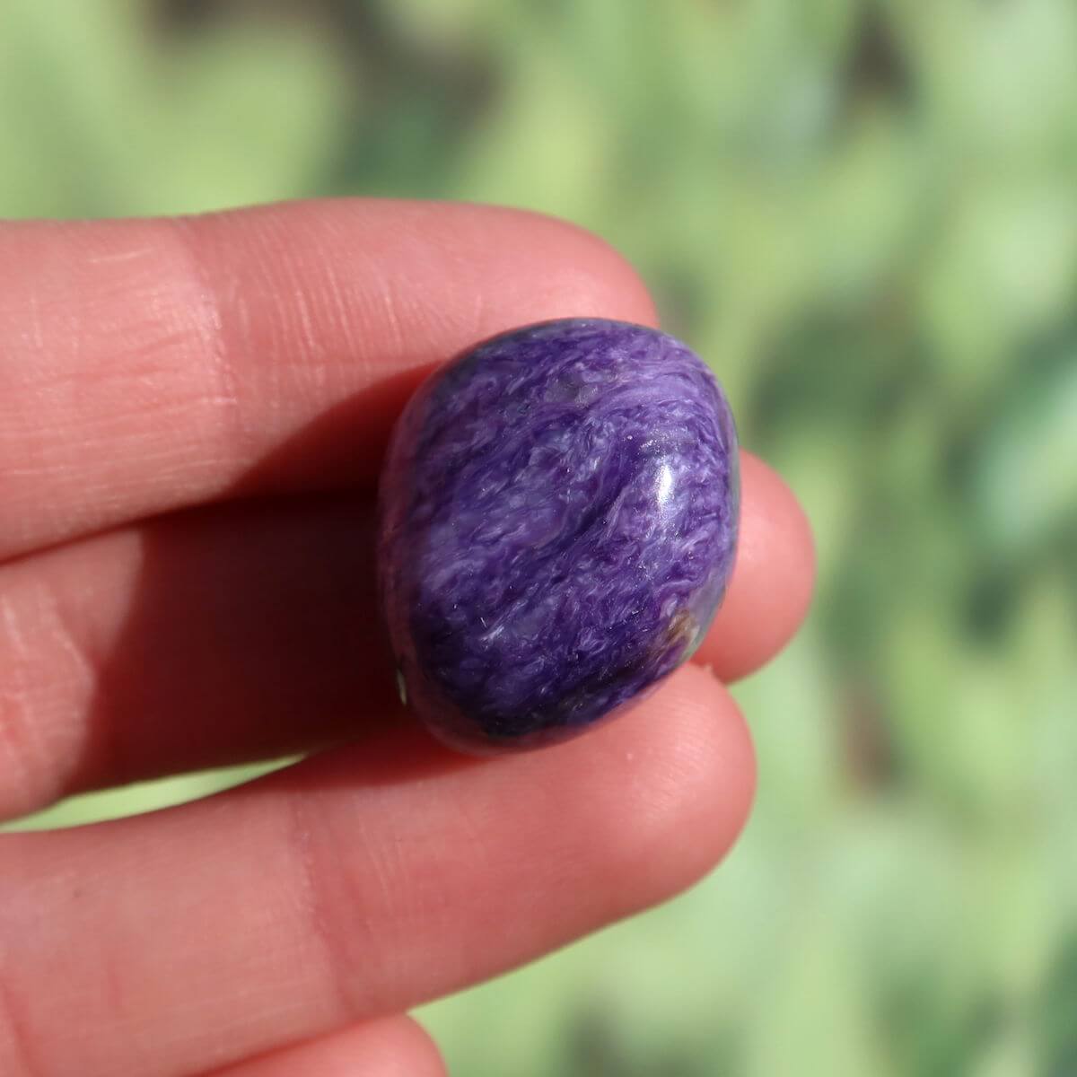 Charoit Handschmeichler 20mm UNIKAT Nr. 13, tiefvioletter Tscharoit Edelstein, online kaufen in Graz oder Wiener Neustadt.