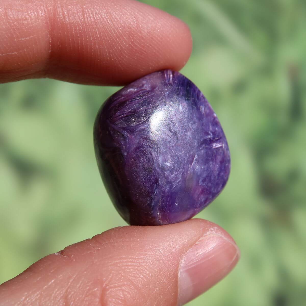 Charoit Handschmeichler 21mm Unikat, lila Edelstein aus Russland, kaufen online bei Steinweltn Graz und Wiener Neustadt.