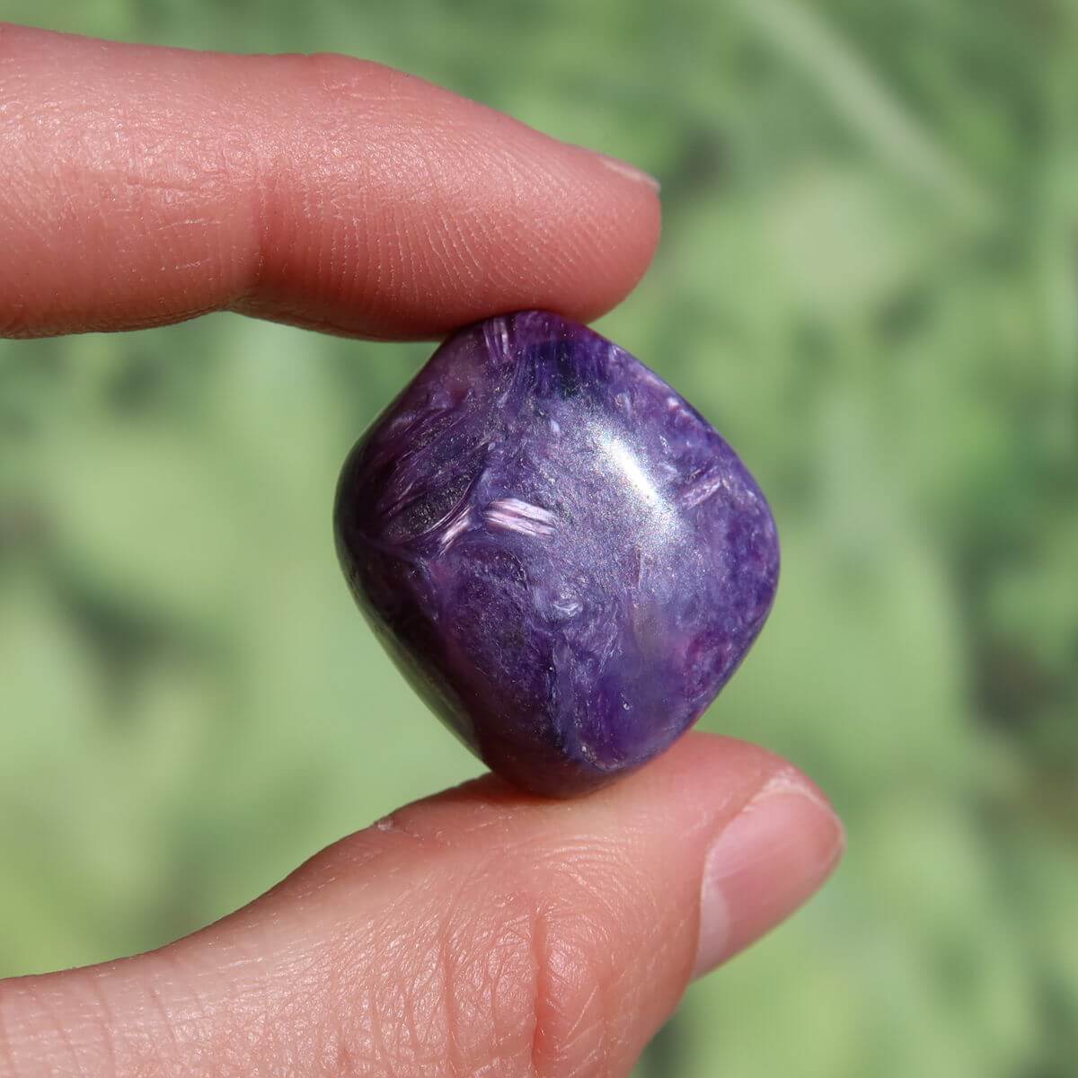 Charoit Handschmeichler 21mm Unikat, lila Edelstein aus Russland, kaufen online bei Steinweltn Graz und Wiener Neustadt.