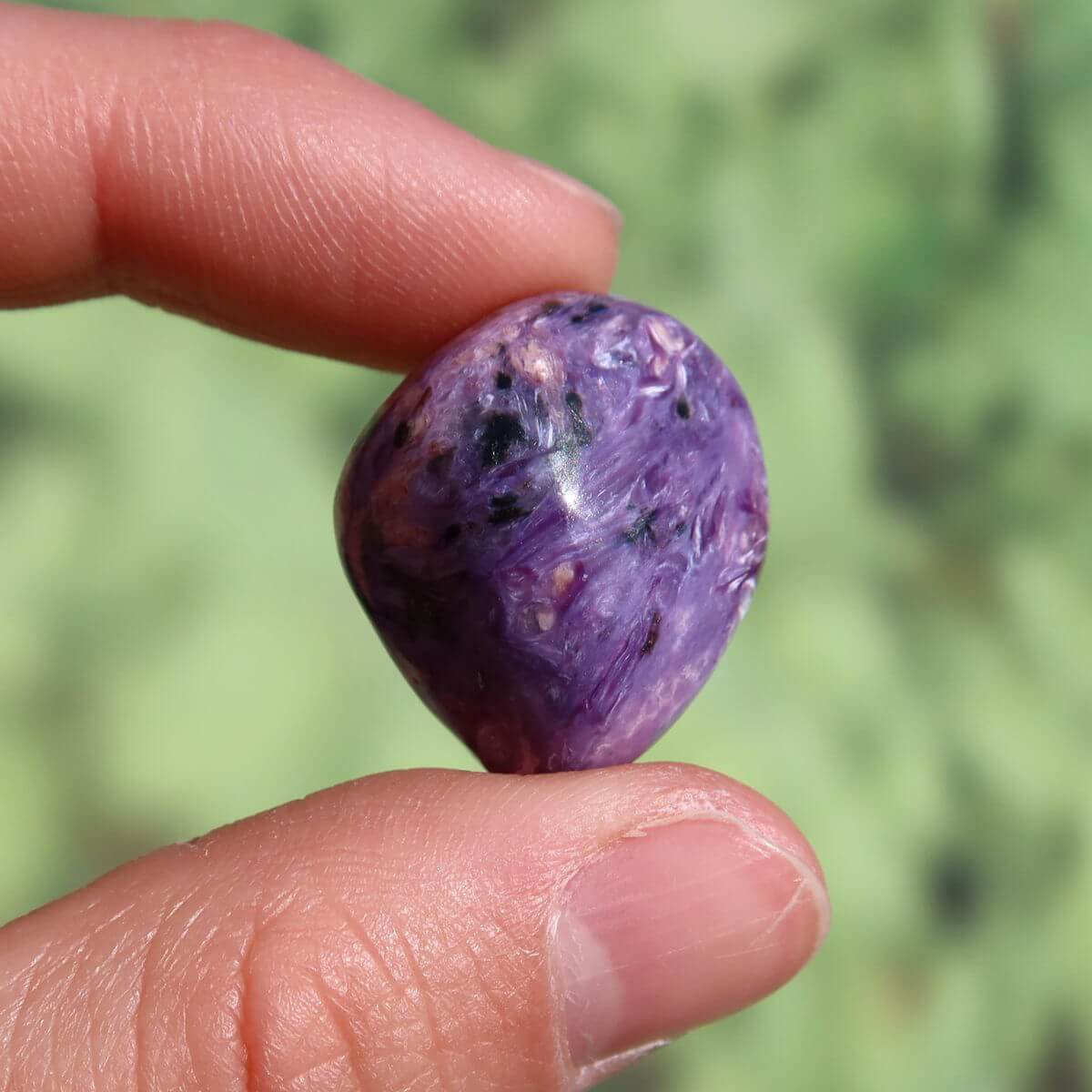 Charoit Handschmeichler 20mm UNIKAT Nr. 16, tiefviolett, Tscharoit kaufen Online bei Steinweltn Graz und Wiener Neustadt