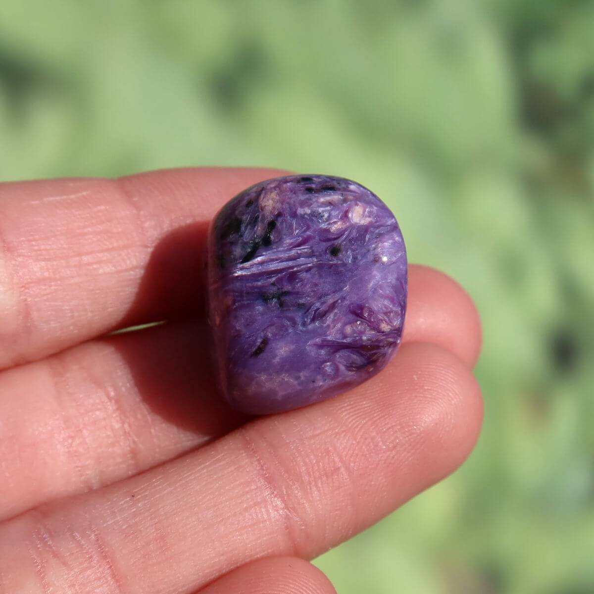 Charoit Handschmeichler 20mm UNIKAT Nr. 16, tiefviolett, Tscharoit kaufen Online bei Steinweltn Graz und Wiener Neustadt