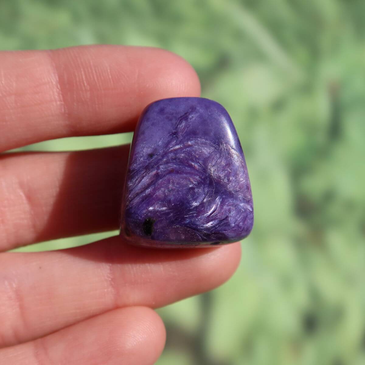 Charoit Handschmeichler 24mm mit tiefvioletter Farbe, kaufen Online bei Steinweltn, Graz und Wiener Neustadt, edler Anhänger und Ketten-Design.