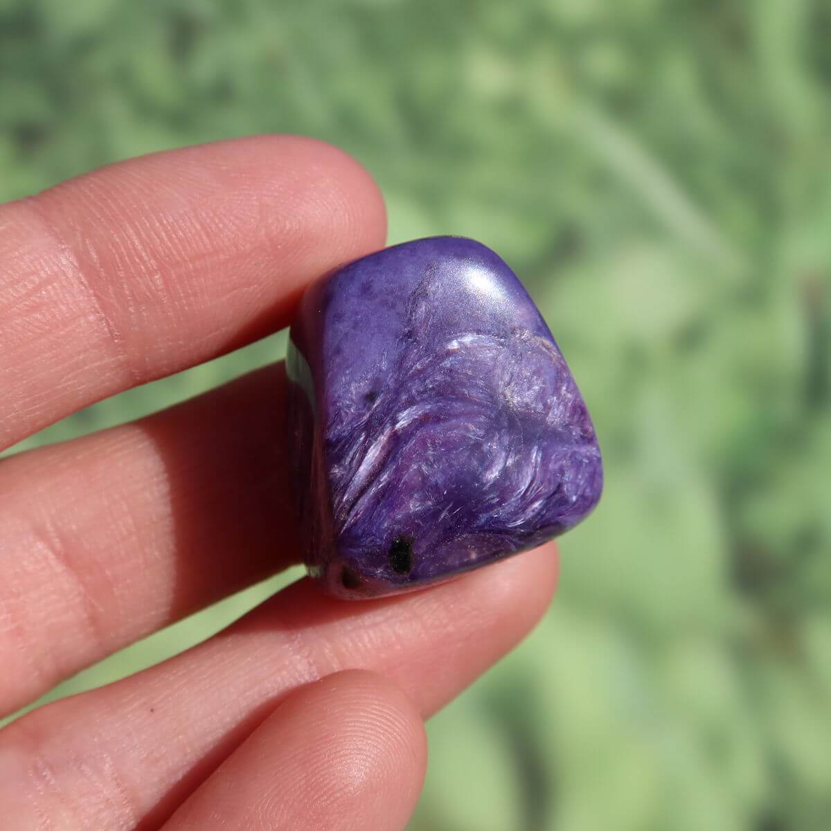 Charoit Handschmeichler 24mm mit tiefvioletter Farbe, kaufen Online bei Steinweltn, Graz und Wiener Neustadt, edler Anhänger und Ketten-Design.