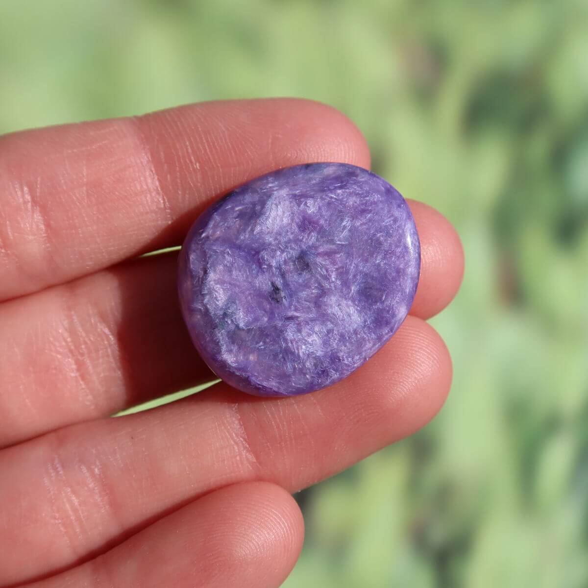 Charoit Handschmeichler 25mm, violett, von Steinweltn in Graz und Wiener Neustadt kaufen. Ideal für Anhänger oder Ketten.