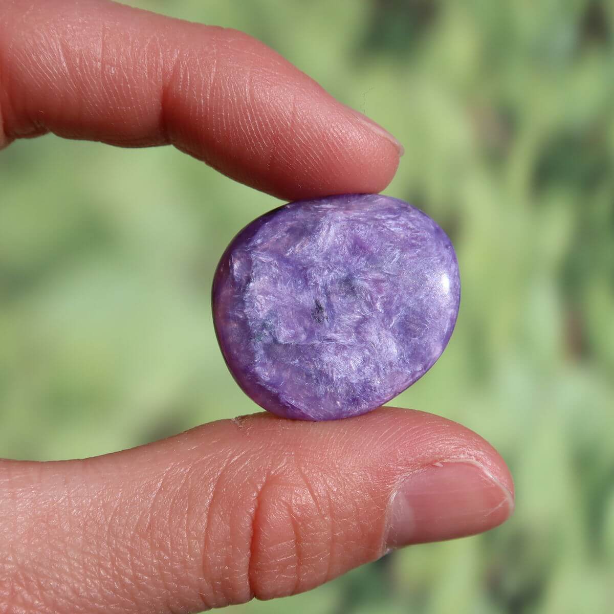 Charoit Handschmeichler 25mm, violett, von Steinweltn in Graz und Wiener Neustadt kaufen. Ideal für Anhänger oder Ketten.