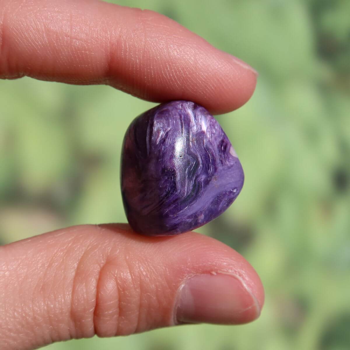 Charoit Handschmeichler 19mm, einzigartiger violetter Edelstein aus Russland, ideal als Anhänger oder Kette, kaufen online.