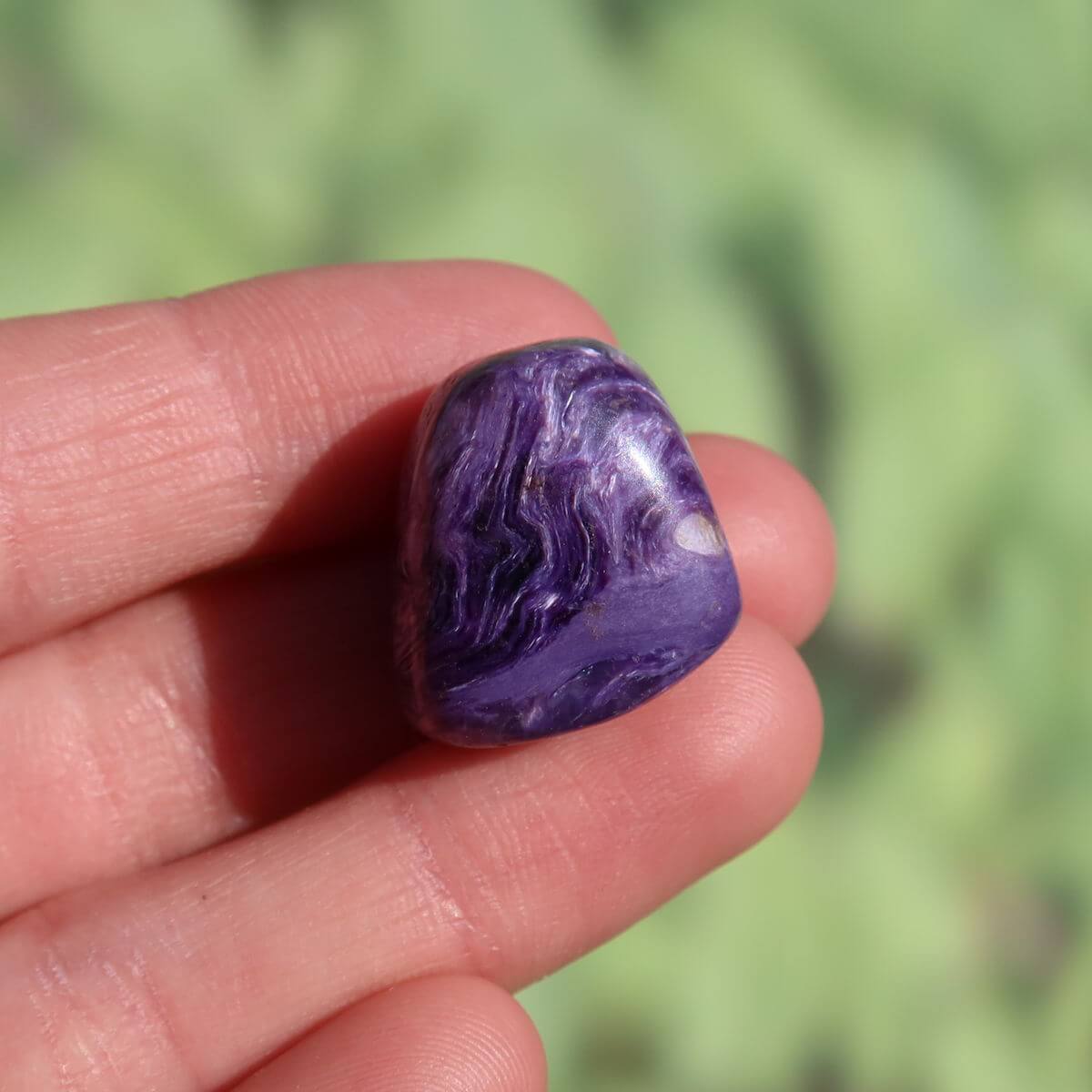 Charoit Handschmeichler 19mm, einzigartiger violetter Edelstein aus Russland, ideal als Anhänger oder Kette, kaufen online.