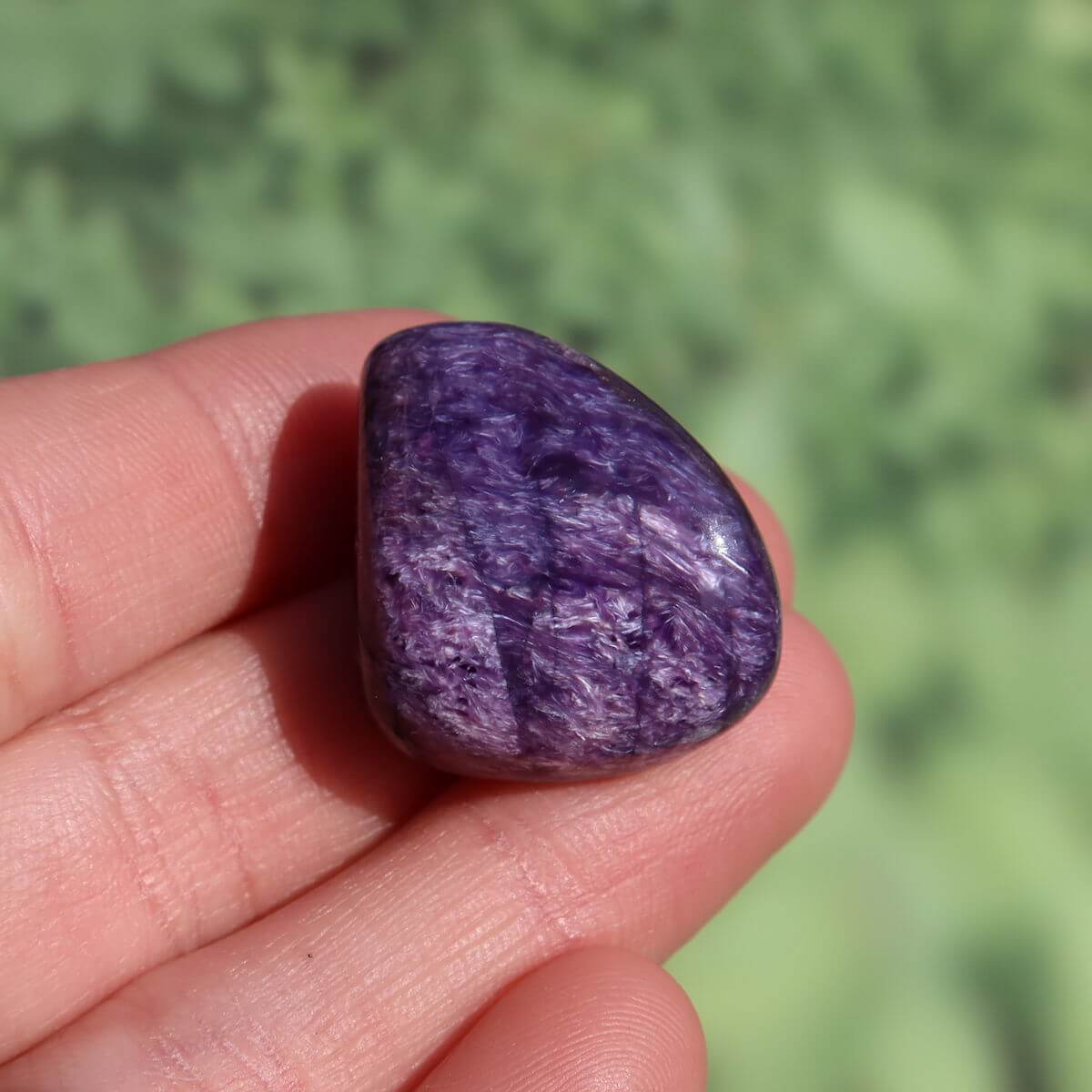 Charoit Handschmeichler 23mm UNIKAT Nr. 7, tiefviolett, Russland, kaufen Online bei Steinweltn Graz, perfekt für Anhänger und Ketten.