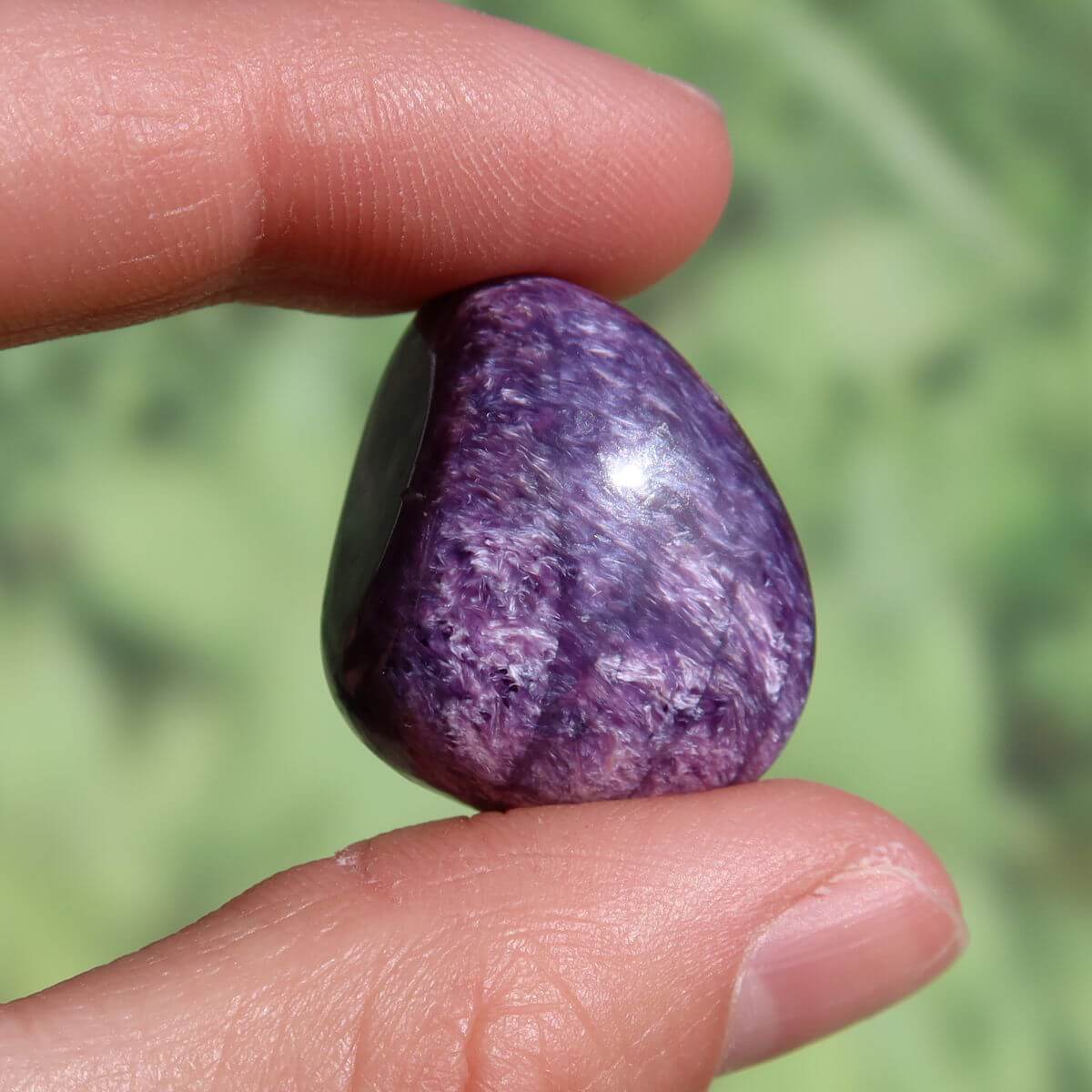 Charoit Handschmeichler 23mm UNIKAT Nr. 7, tiefviolett, Russland, kaufen Online bei Steinweltn Graz, perfekt für Anhänger und Ketten.