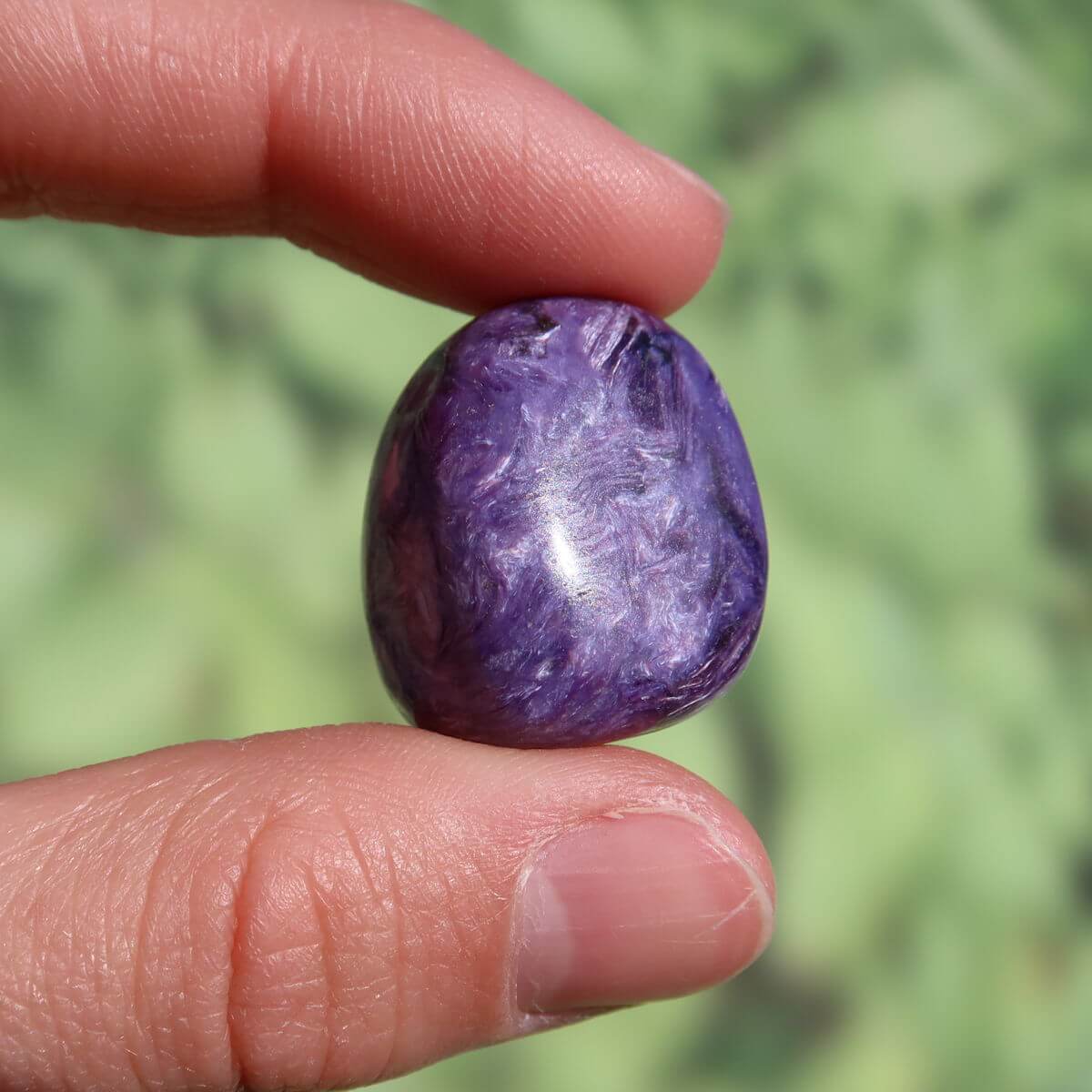 Charoit Handschmeichler 23mm in Hand, tiefviolett, kaufen Online bei Steinweltn Graz und Wiener Neustadt, ideal für Ketten und Anhänger.