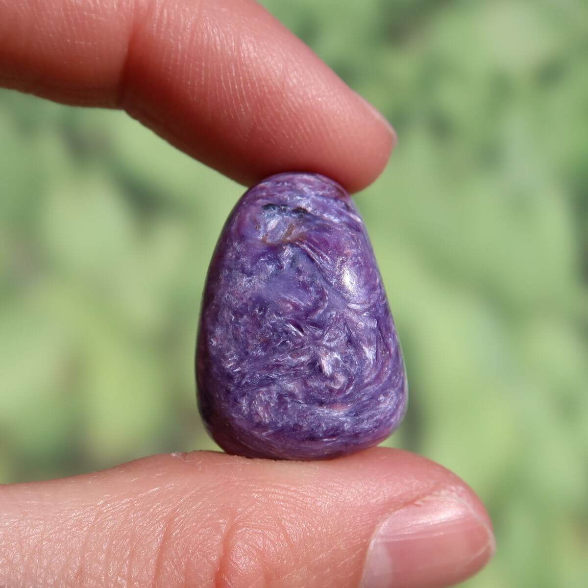 Charoit Handschmeichler 23mm in Hand, tiefviolett, kaufen Online bei Steinweltn Graz und Wiener Neustadt, ideal für Ketten und Anhänger.