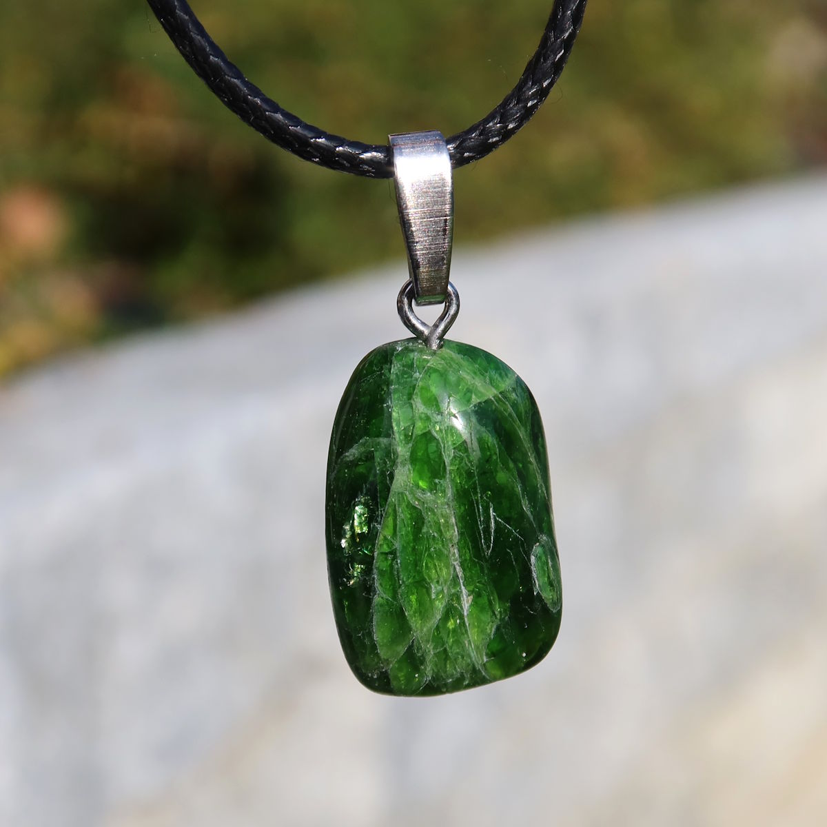 Natürlicher Chromdiopsid Anhänger 24mm - Kreativität und Leichtigkeit - UNIKAT Nr. 10 in grünem Edelstein schimmernd