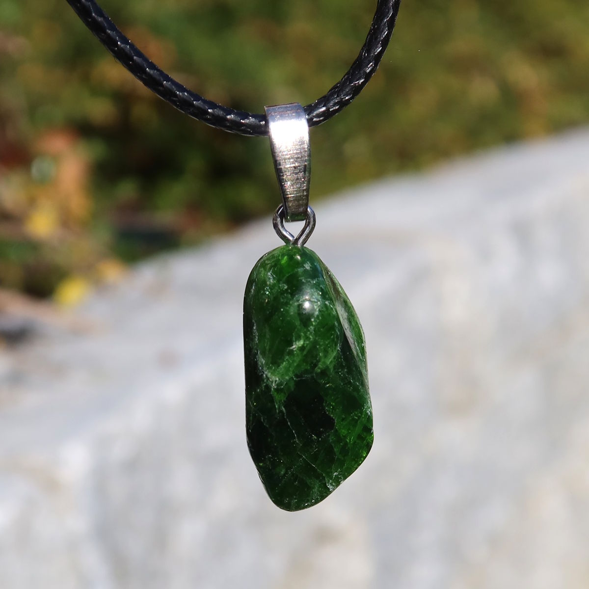 Natürlicher Chromdiopsid Anhänger 25mm - Kreativität und Leichtigkeit - UNIKAT Nr. 12, intensives Grün mit faszinierenden Nuancen