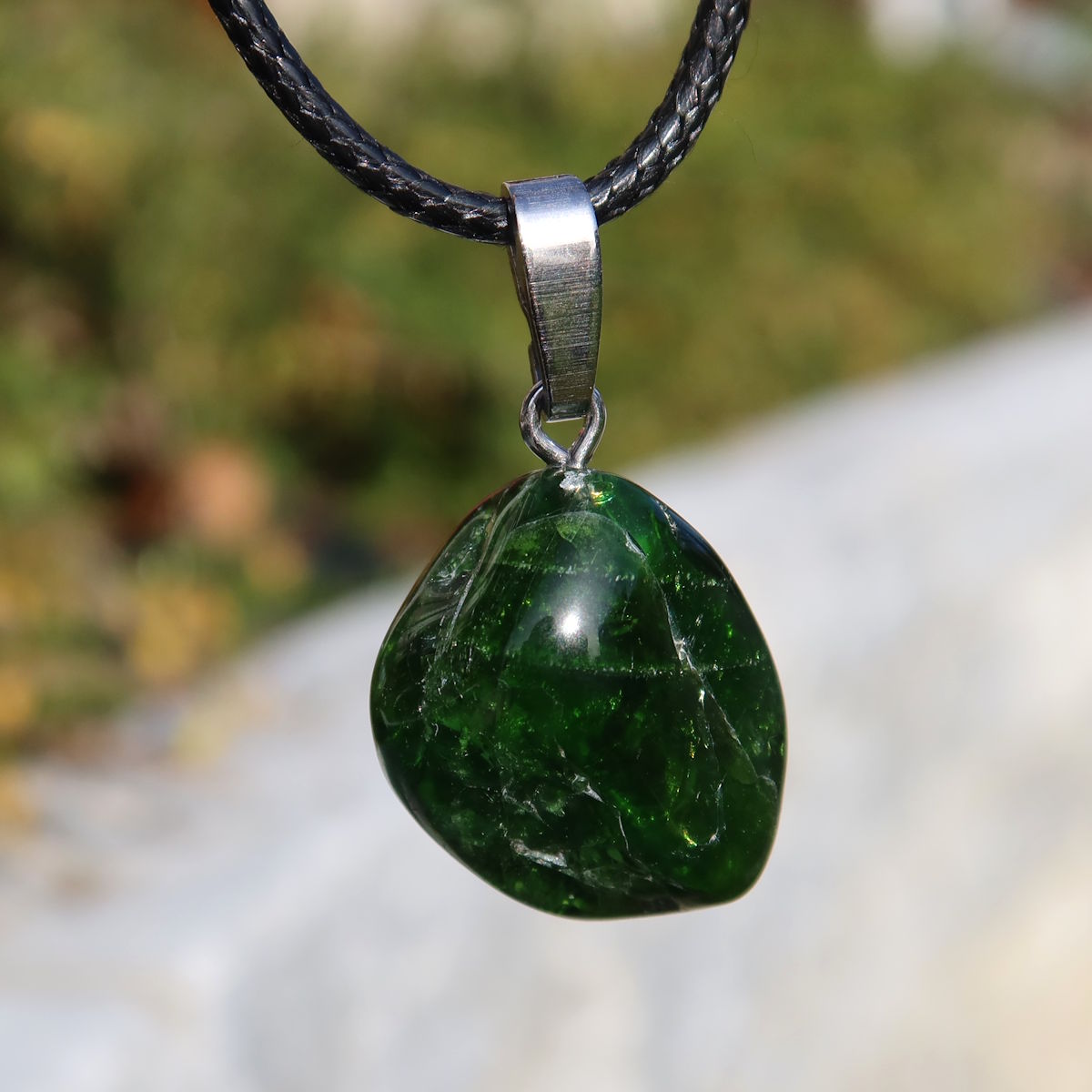 Natürlicher Chromdiopsid Anhänger 22mm - Kreativität und Leichtigkeit - UNIKAT Nr. 14 mit intensivem grünem Edelstein