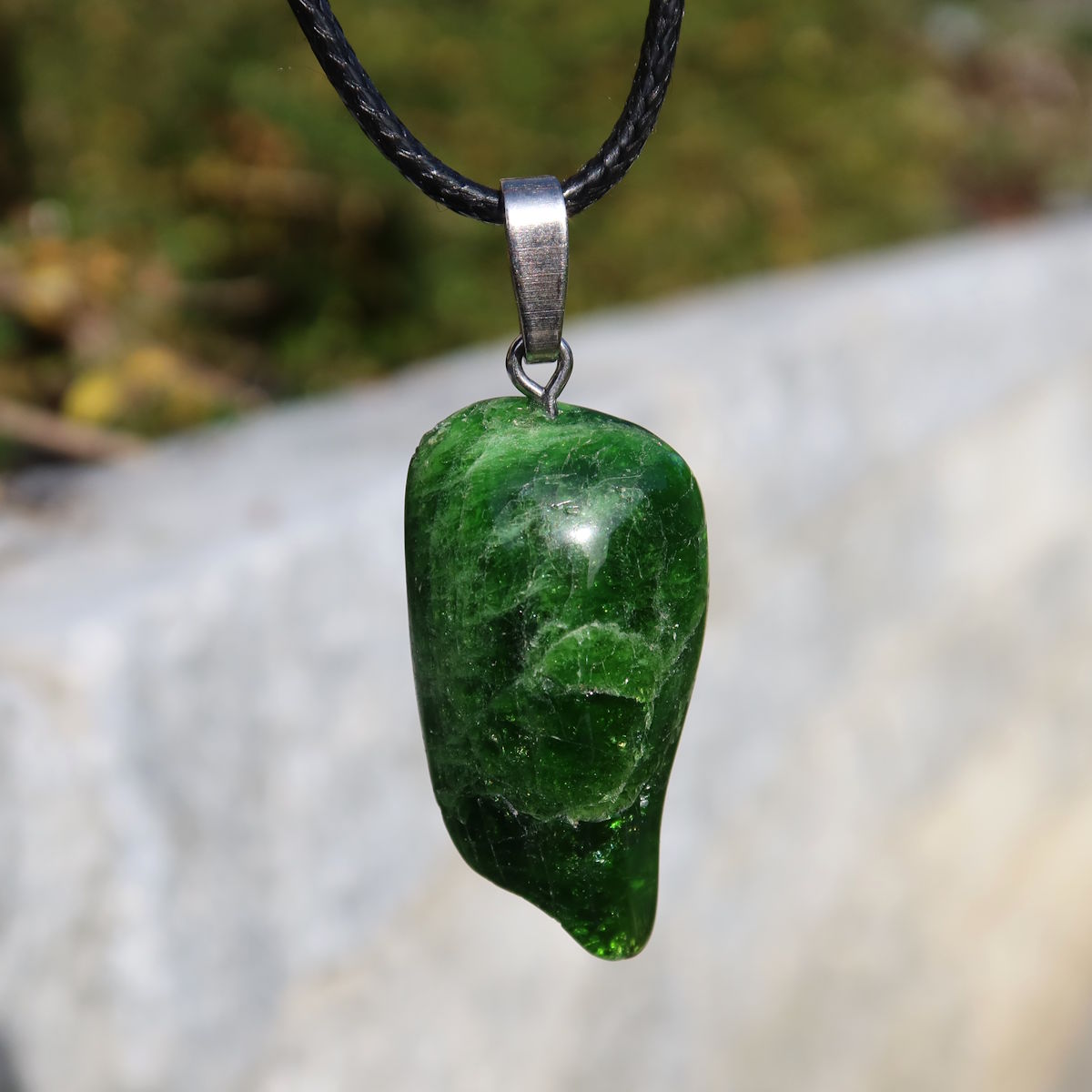 Natürlicher Chromdiopsid Anhänger 35mm - Kreativität und Leichtigkeit - UNIKAT Nr. 1 in elegantem Grün