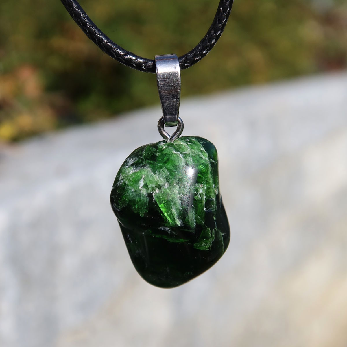 Natürlicher Chromdiopsid Anhänger 23mm - Kreativität und Leichtigkeit - UNIKAT Nr. 2 mit smaragdgrünem Schimmer