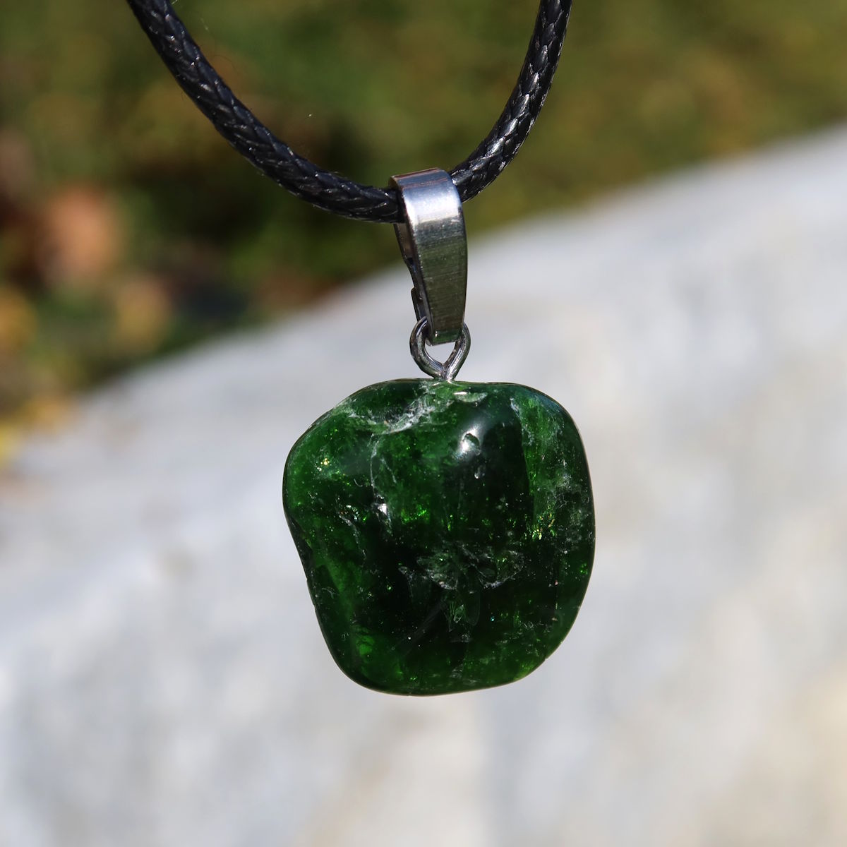 Natürlicher Chromdiopsid Anhänger 20mm - Kreativität und Leichtigkeit - UNIKAT Nr. 3, eleganter grüner Edelstein-Schmuck an schwarzer Kette