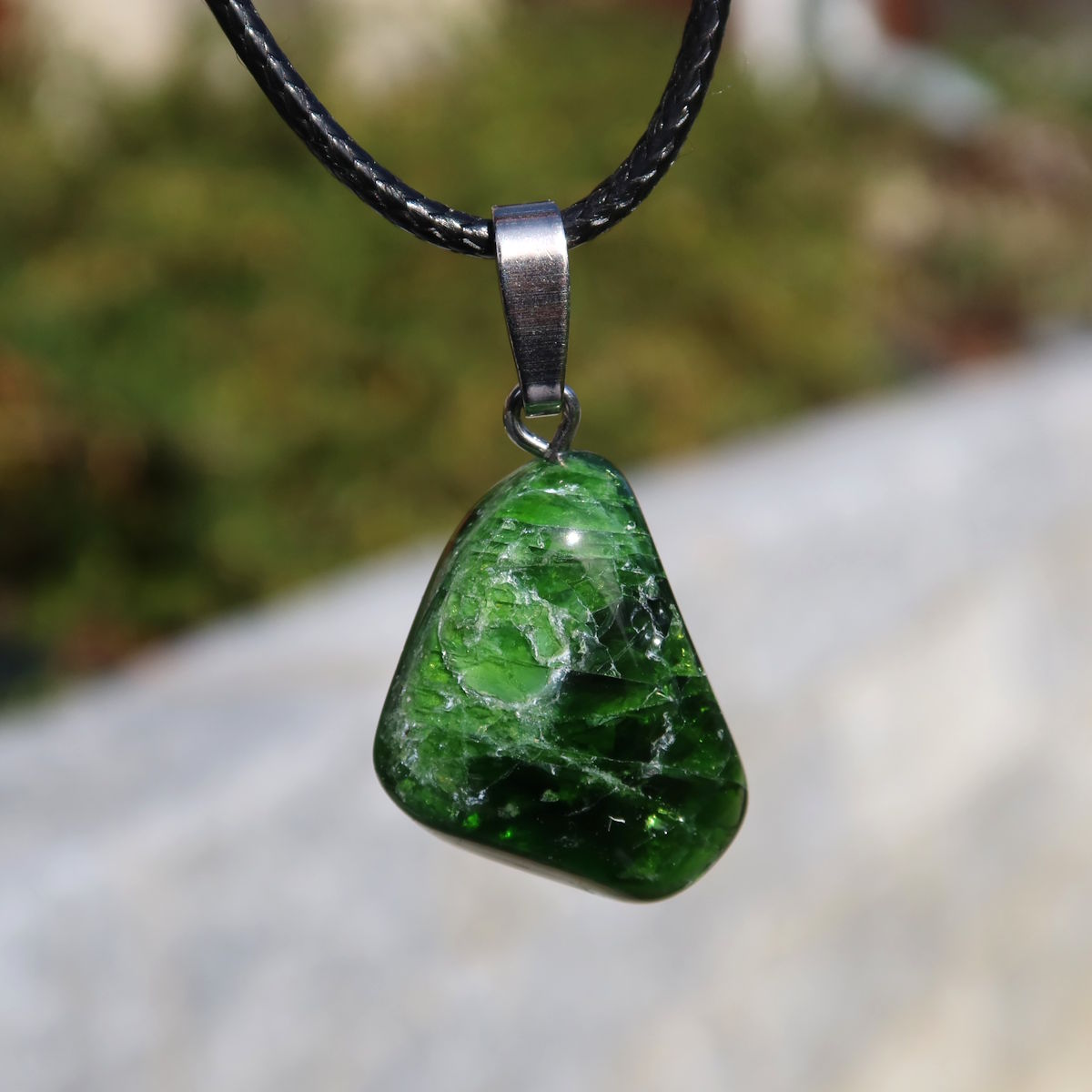 Natürlicher Chromdiopsid Anhänger 25mm - Kreativität und Leichtigkeit - UNIKAT Nr. 5, schimmernder grüner Edelstein an schwarzer Kette