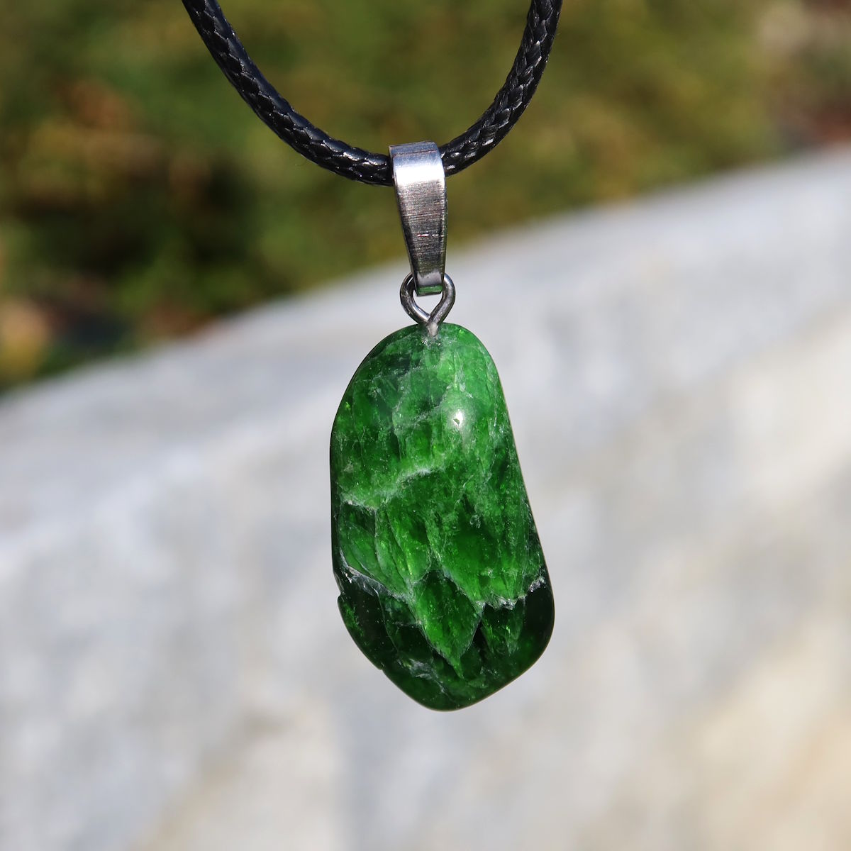 Natürlicher Chromdiopsid Anhänger 29mm - Kreativität und Leichtigkeit - UNIKAT Nr. 6, intensiv grüner Edelsteinanhänger