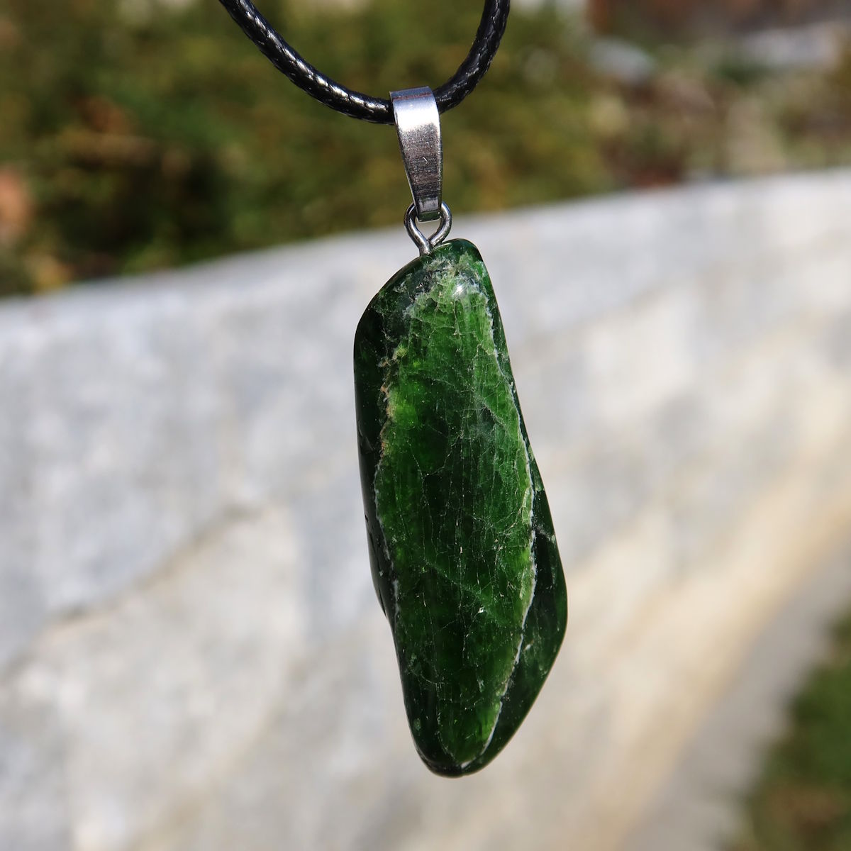 Natürlicher Chromdiopsid Anhänger 45mm - Kreativität und Leichtigkeit - UNIKAT Nr. 7, elegantes Schmuckstück, tiefgrün