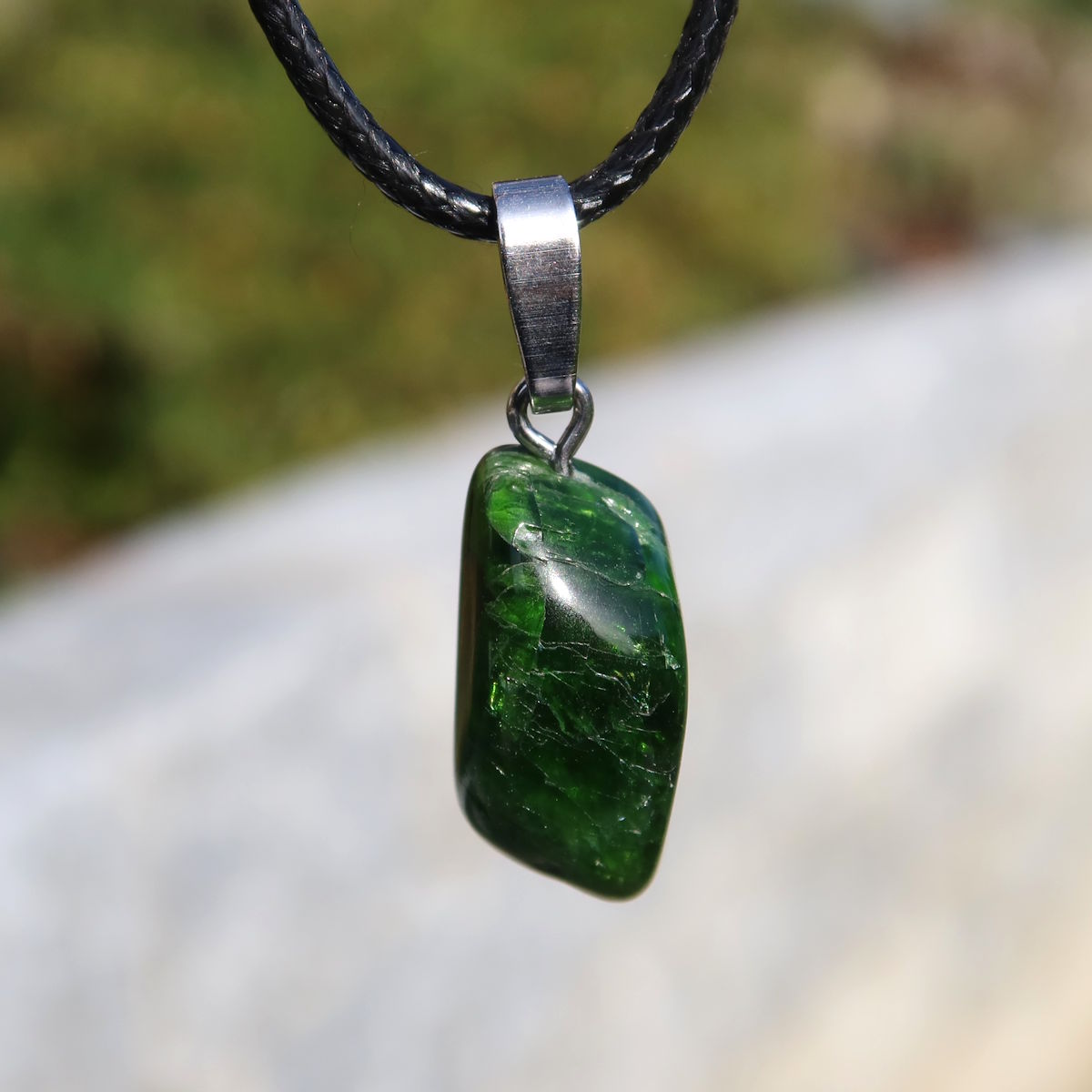 Natürlicher Chromdiopsid Anhänger 21mm - Kreativität und Leichtigkeit - UNIKAT Nr. 8, elegantes grünes Schmuckstück im Sonnenlicht