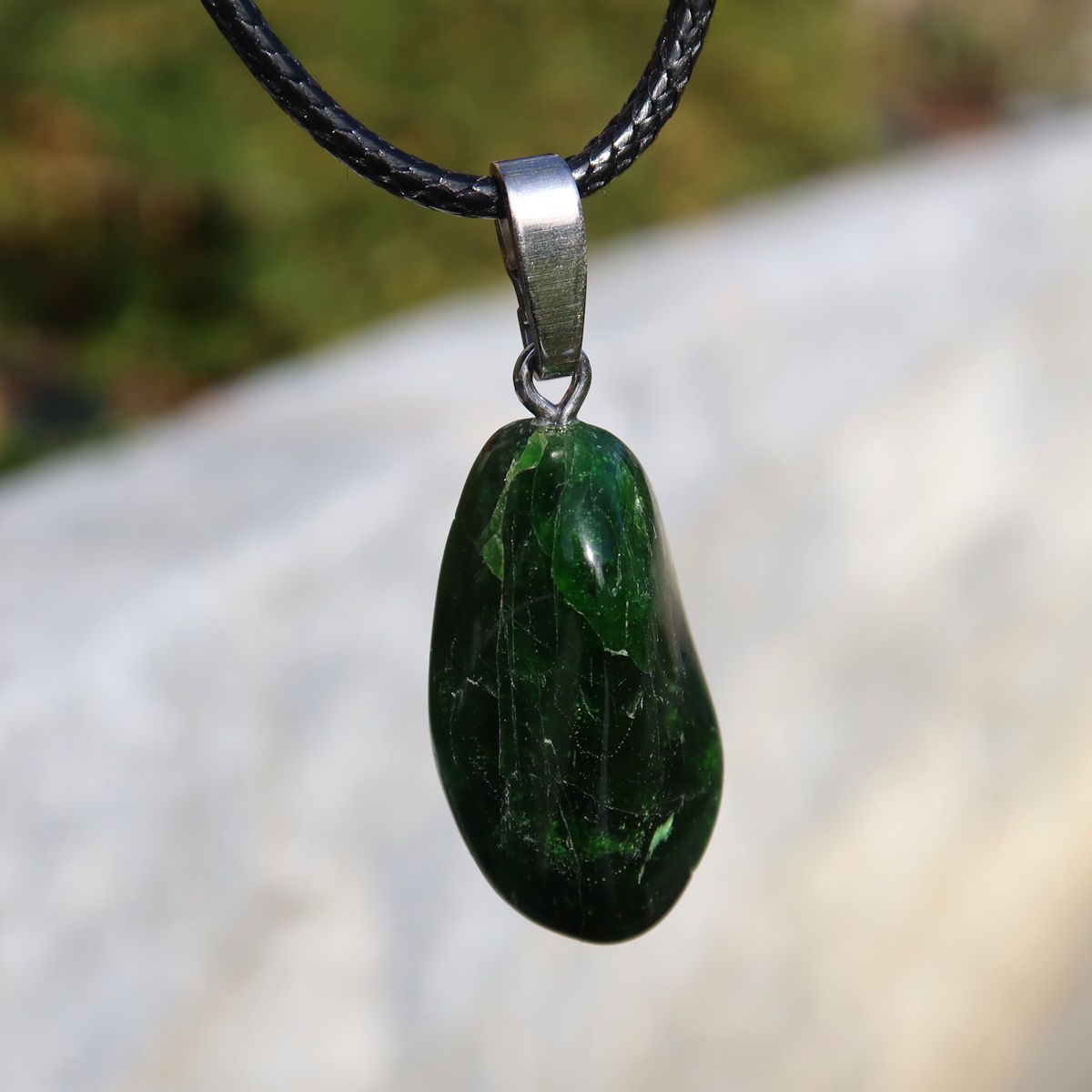 Natürlicher Chromdiopsid Anhänger 26mm - Kreativität und Leichtigkeit - UNIKAT Nr. 9 in intensiven Grüntönen.