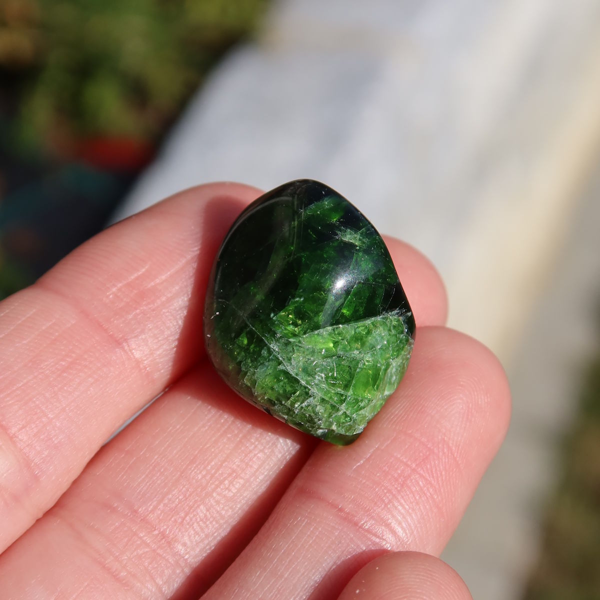 Natürlicher Chromdiopsid Handschmeichler 27mm - Kreativität und Leichtigkeit - UNIKAT Nr. 10 im Sonnenlicht