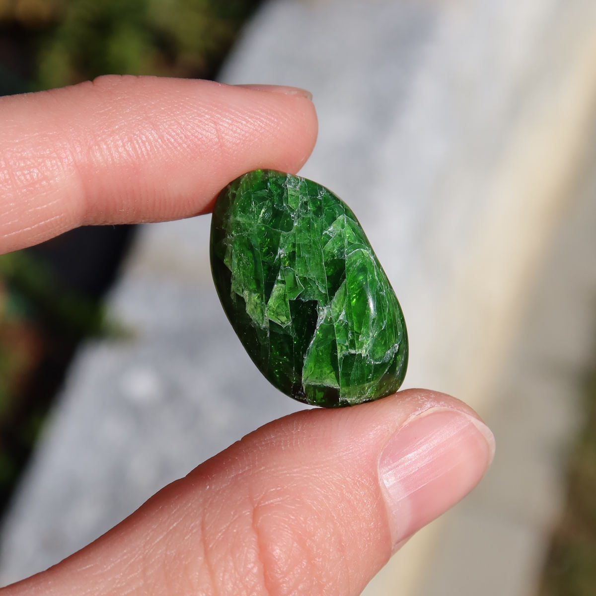 Natürlicher Chromdiopsid Handschmeichler 25mm - Kreativität und Leichtigkeit - UNIKAT Nr. 11, inspirierende grüne Edelsteinstruktur