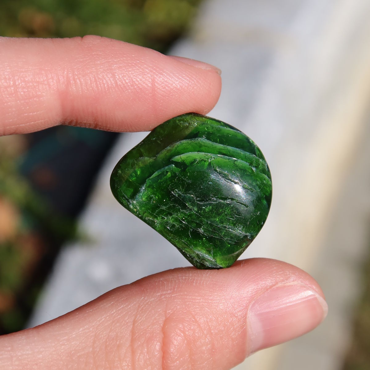 Natürlicher Chromdiopsid Handschmeichler 20mm - Kreativität und Leichtigkeit - UNIKAT Nr. 13 in Hand gehalten