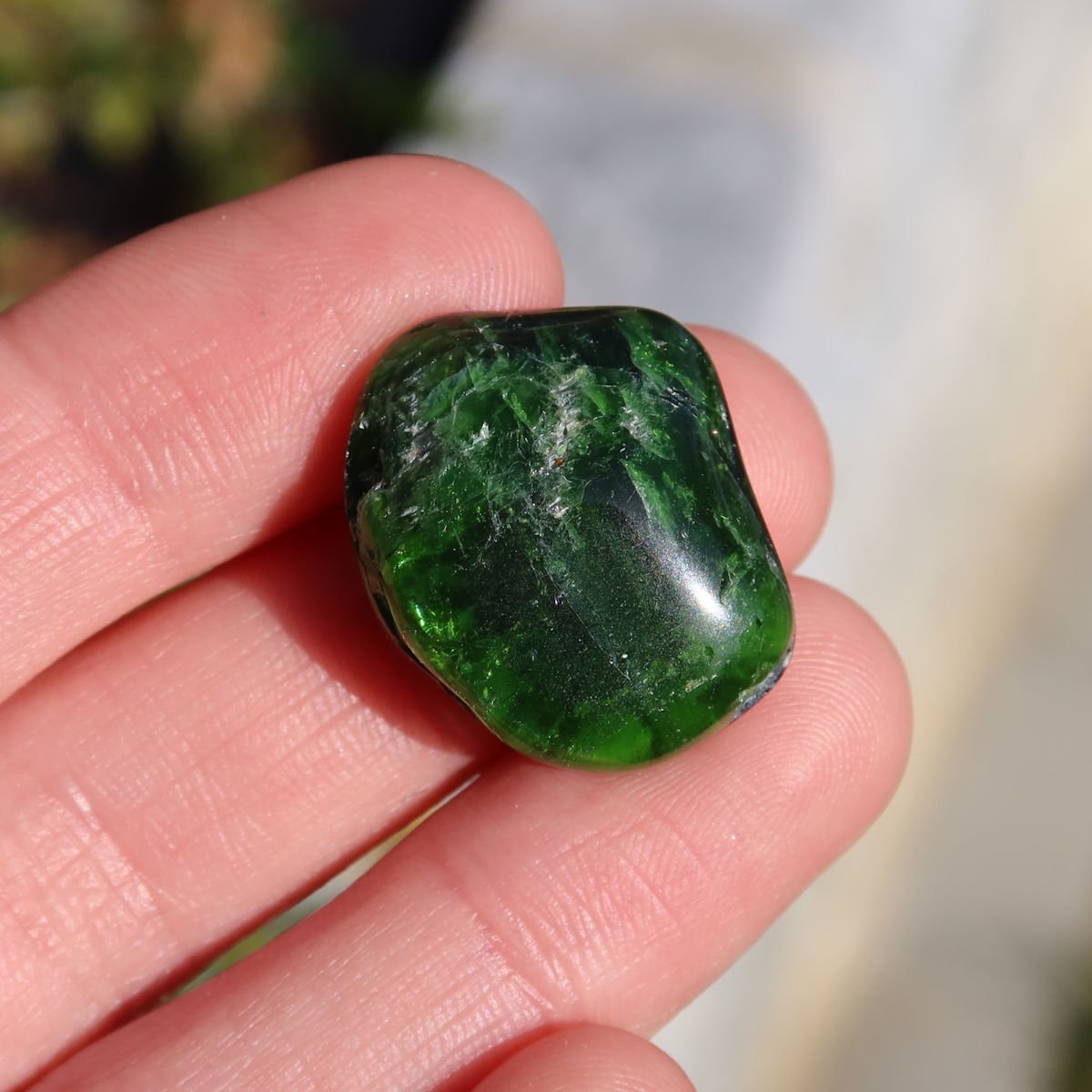 Haltung eines natürlichen Chromdiopsid Handschmeichlers 21mm - Kreativität und Leichtigkeit - UNIKAT Nr. 16 im Sonnenlicht.