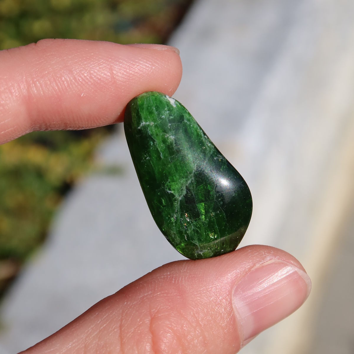 Natürlicher Chromdiopsid Handschmeichler 28mm - Kreativität und Leichtigkeit - UNIKAT Nr. 17 in grüner Intensität